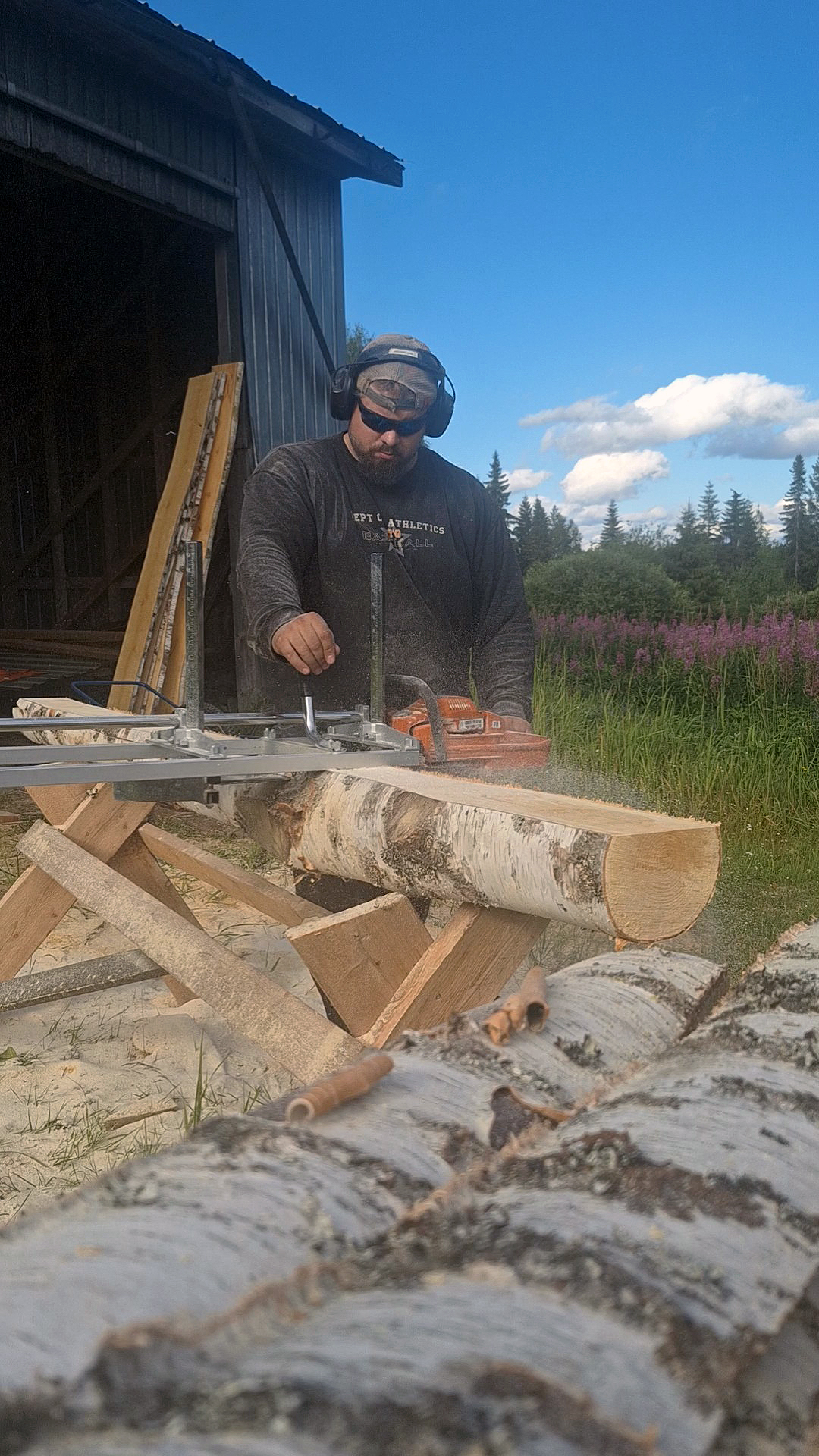 Borde af hjemmesavede birkeplanker