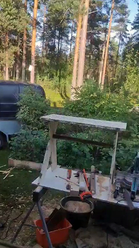 Borde af hjemmesavede birkeplanker