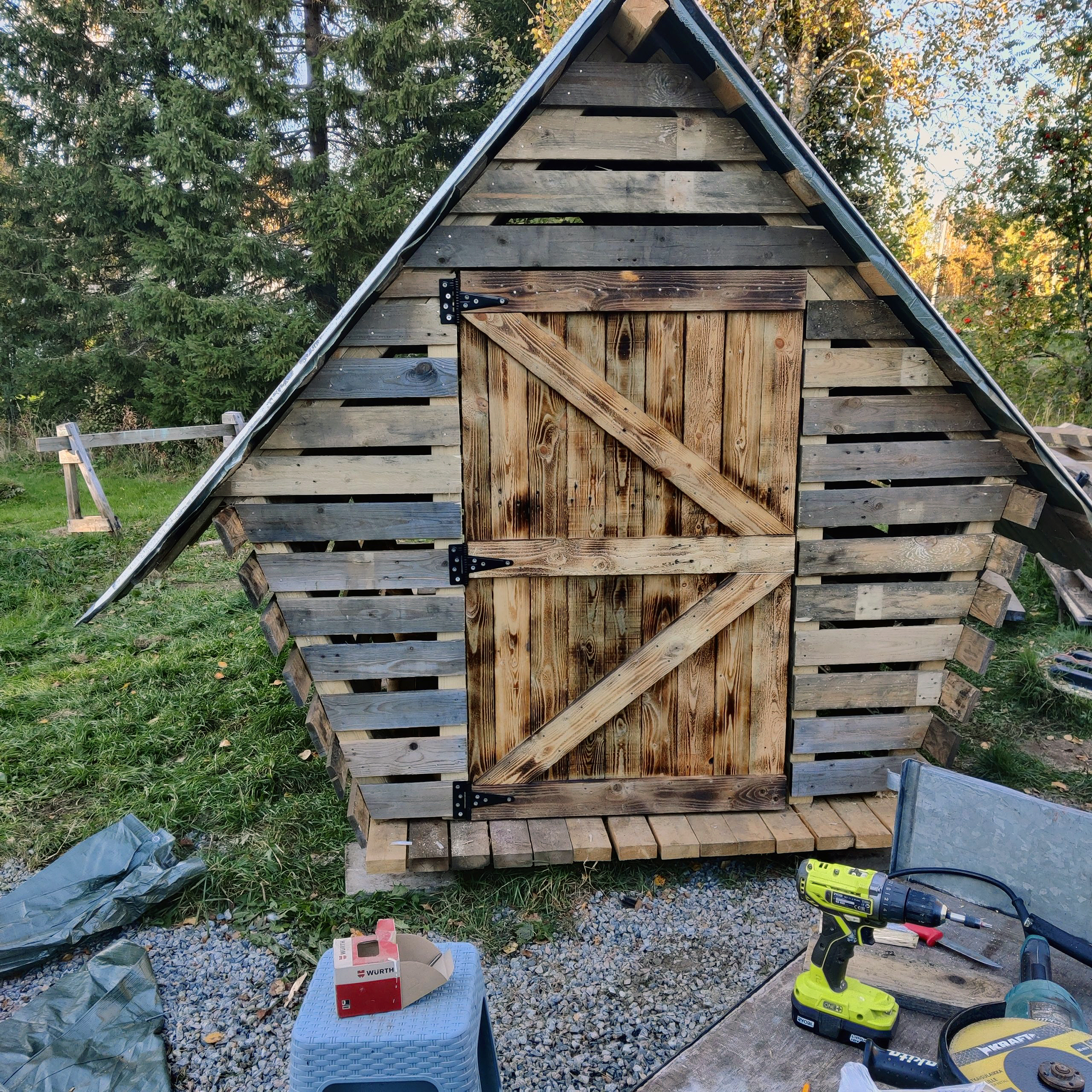 Lufttigt skur til slædeudstyr