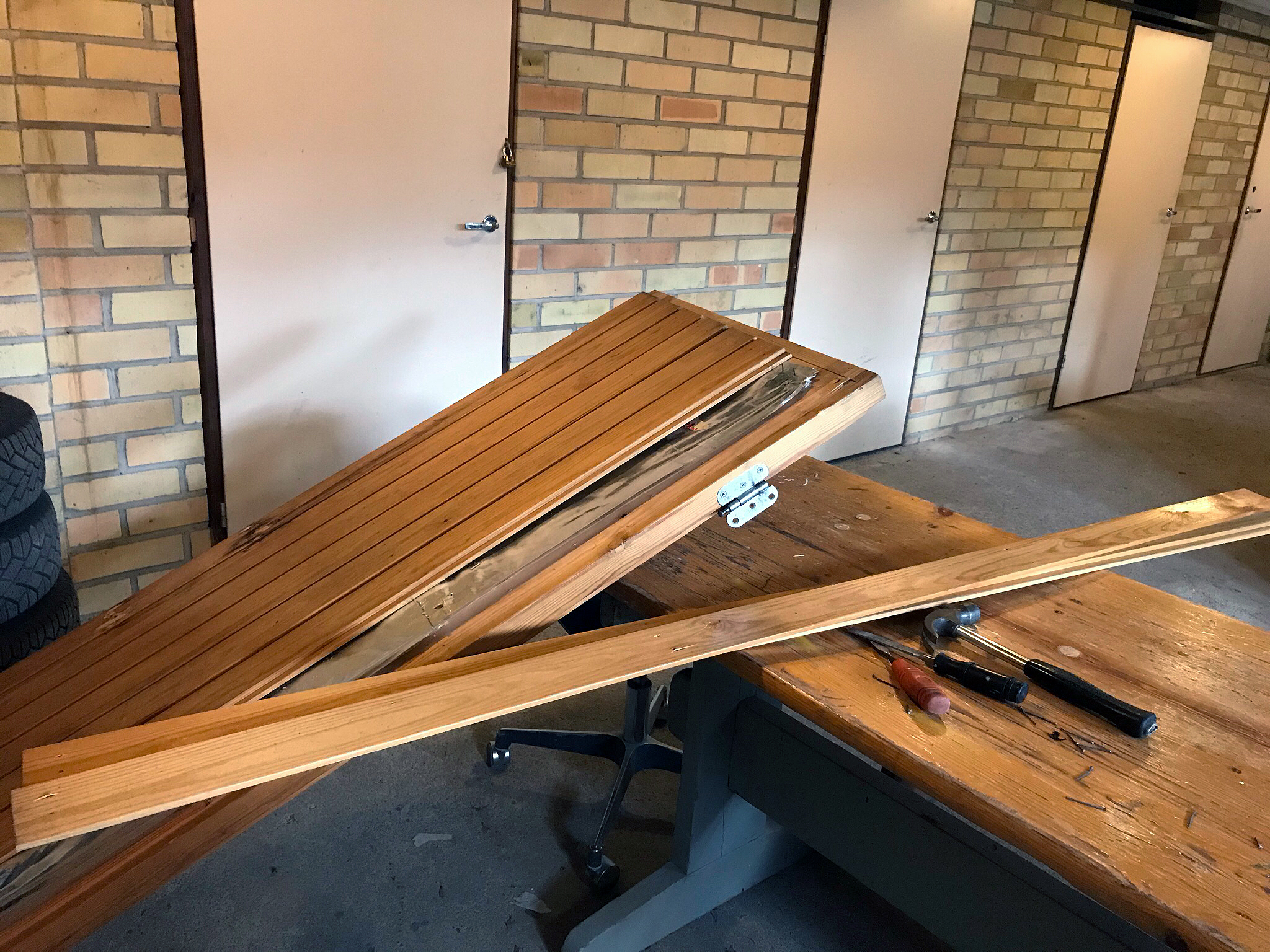 Kiste af dørene fra en sauna