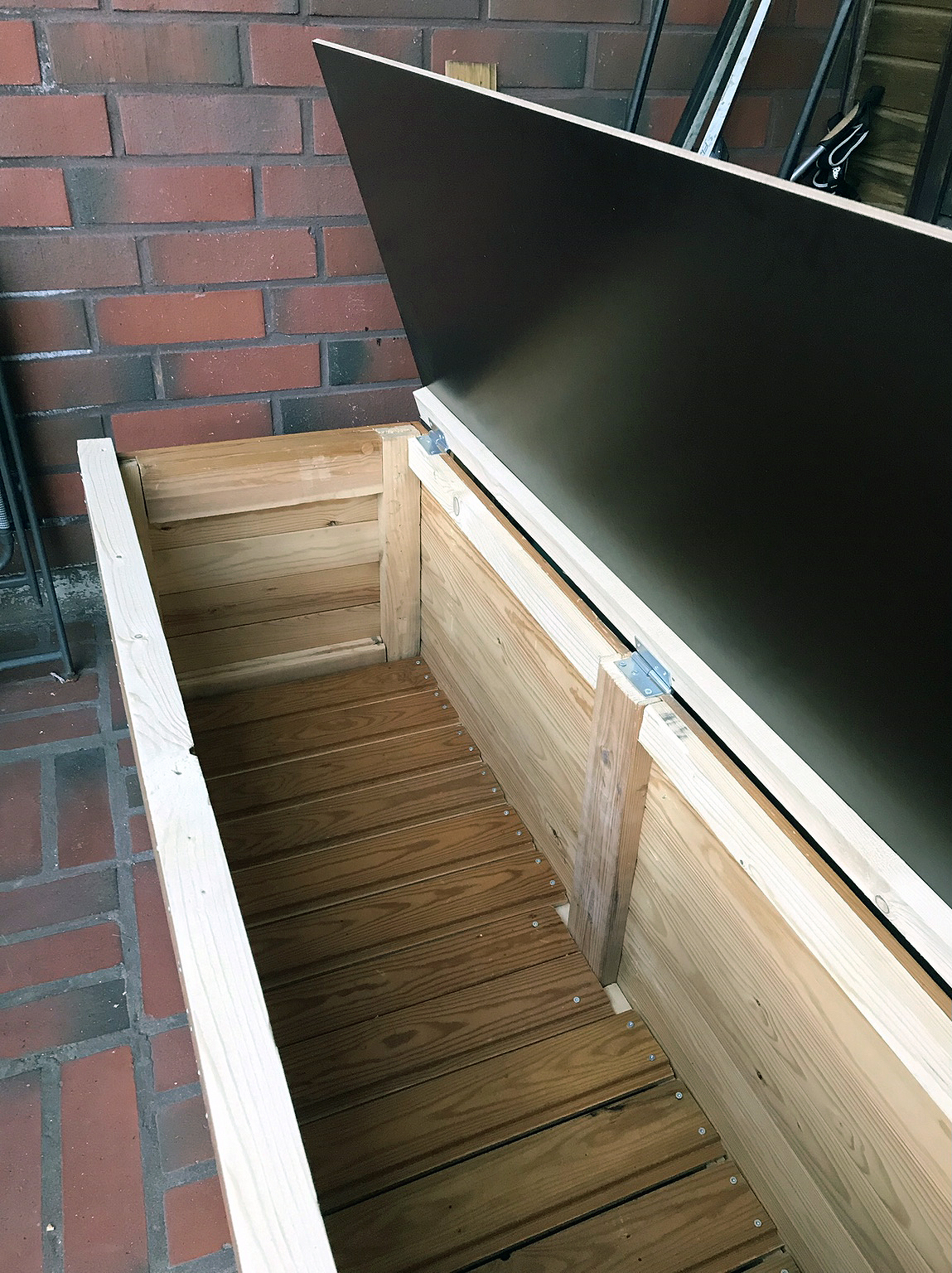 Kiste af dørene fra en sauna