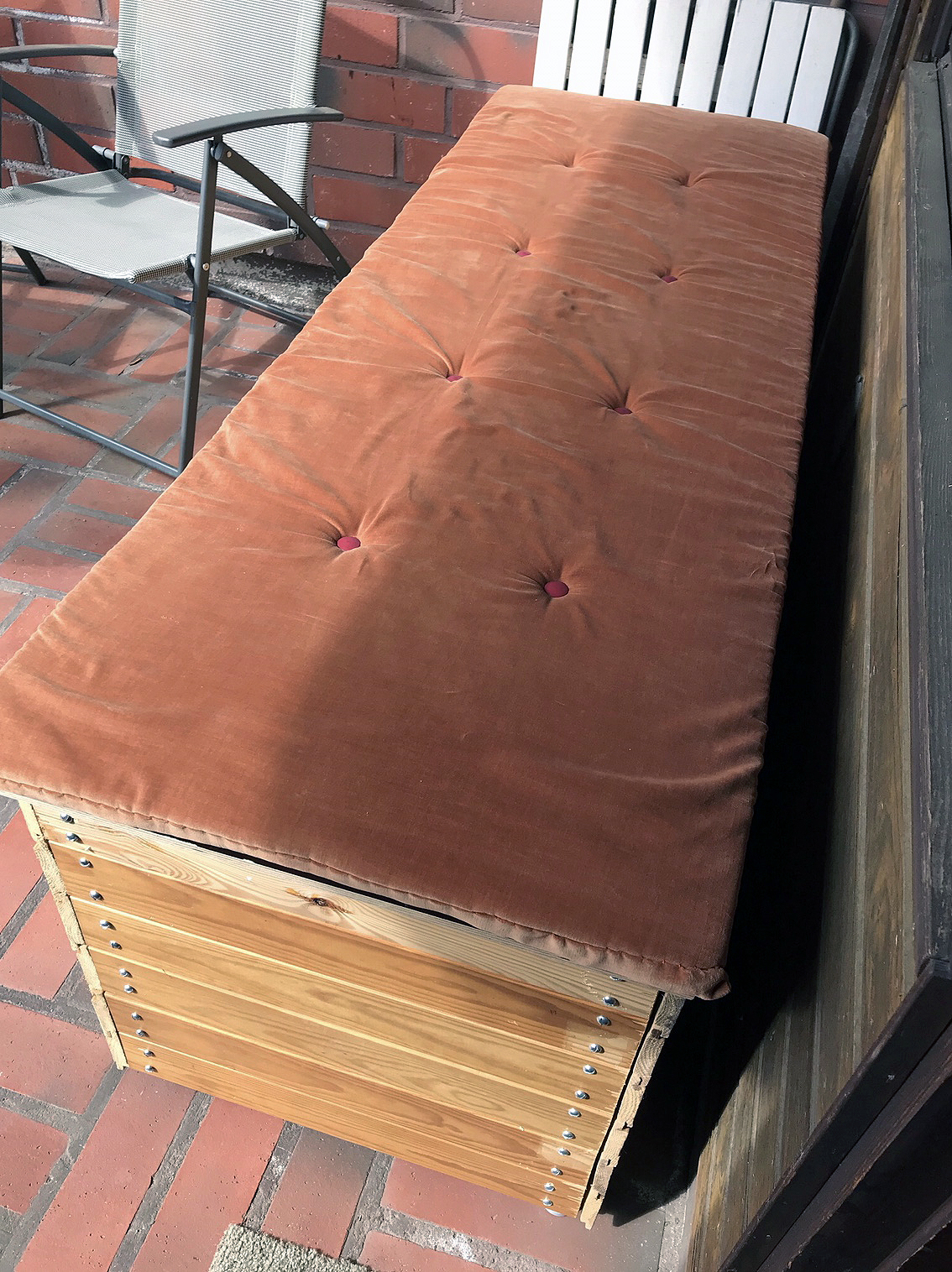 Kiste af dørene fra en sauna