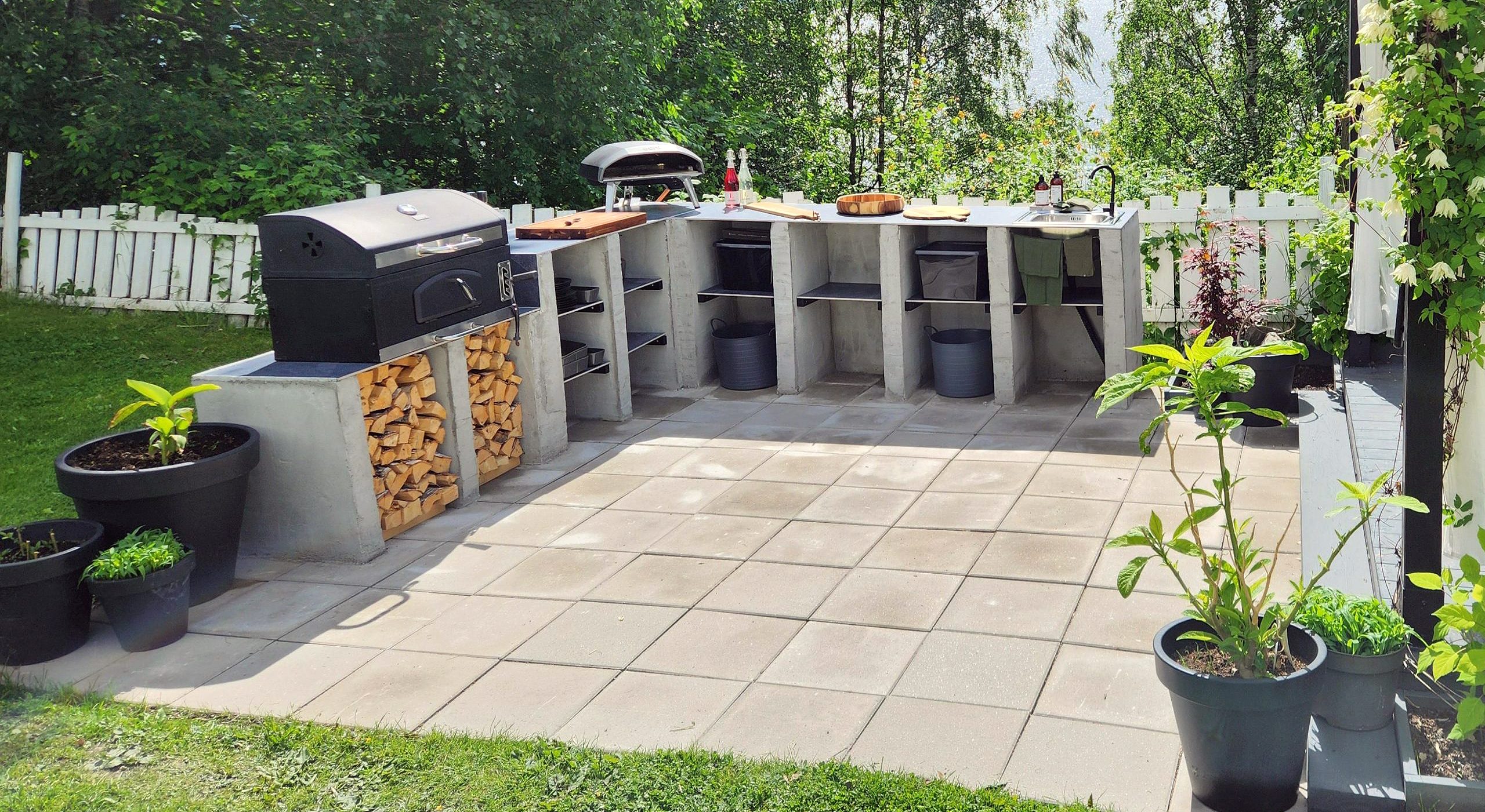 Råt udekøkken - bygget af lecablokke og beton