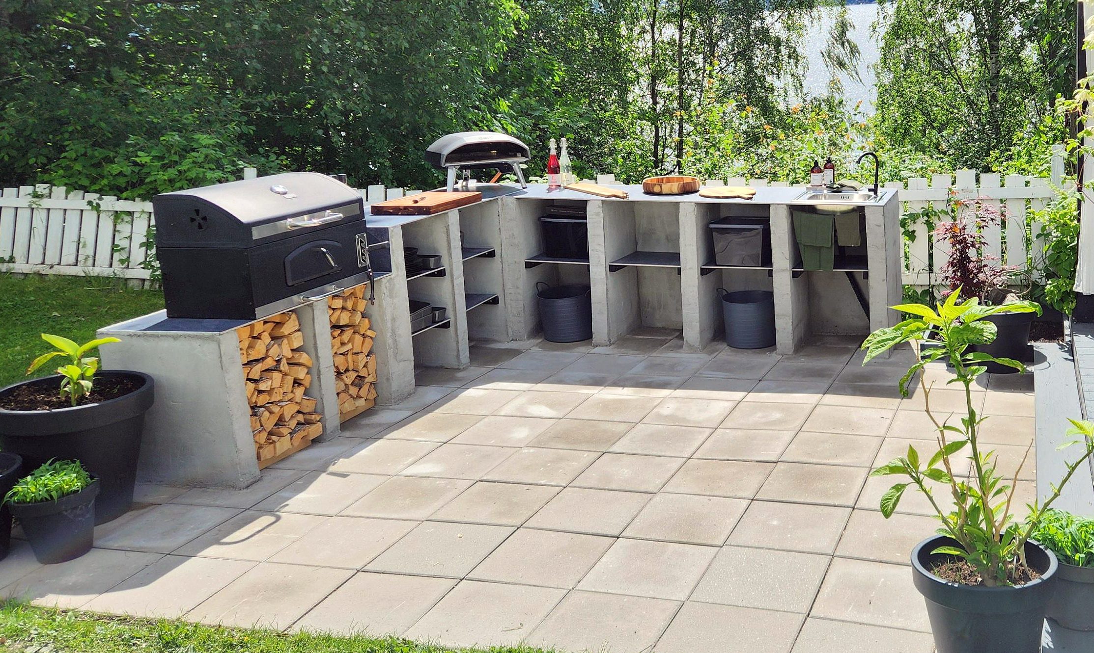 Råt udekøkken - bygget af lecablokke og beton