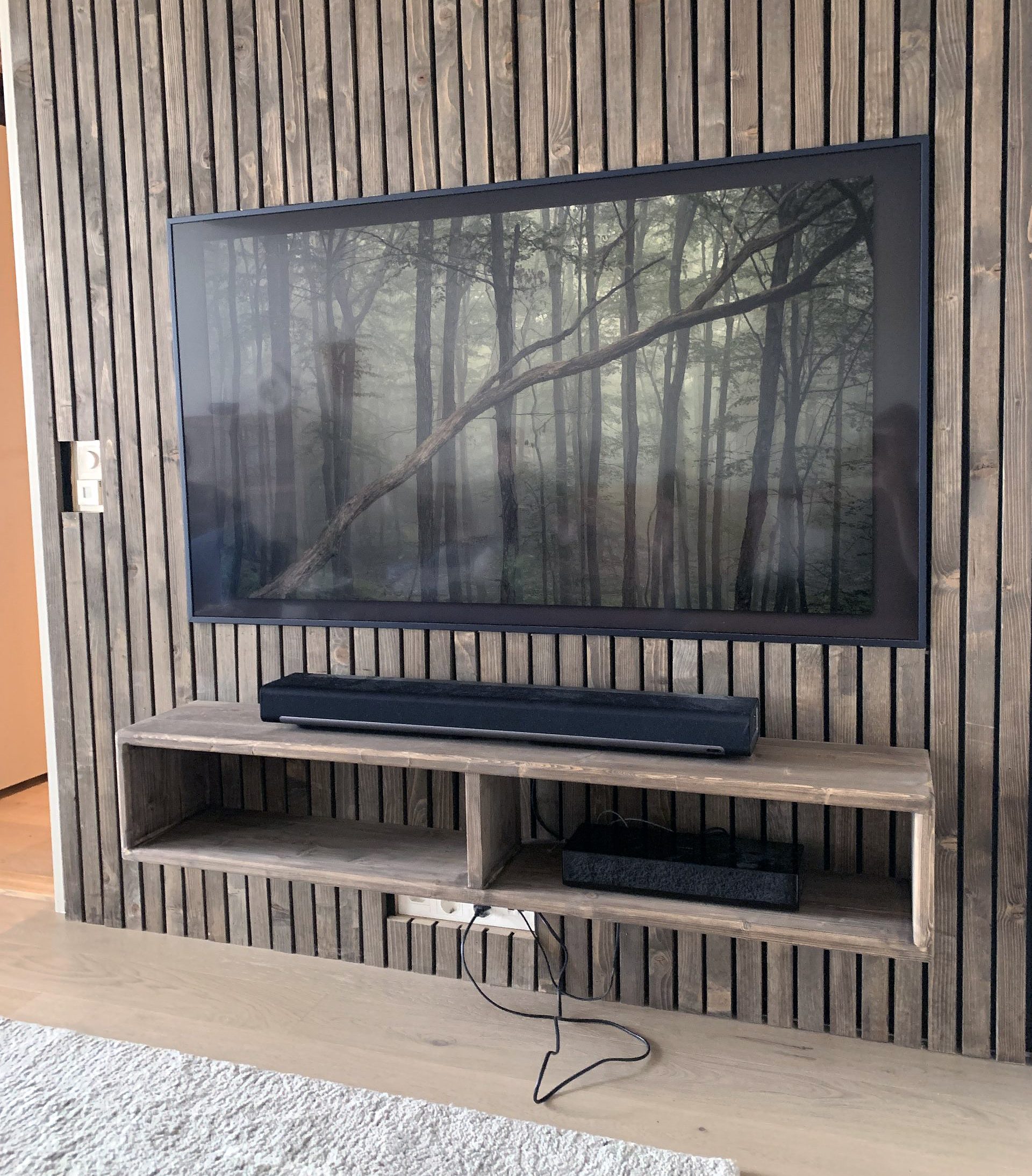 Stilren og enkel tv-bænk