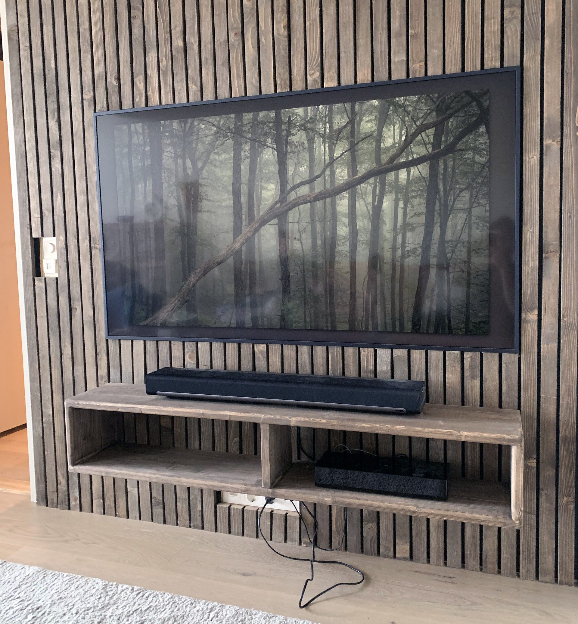 Stilren og enkel tv-bænk