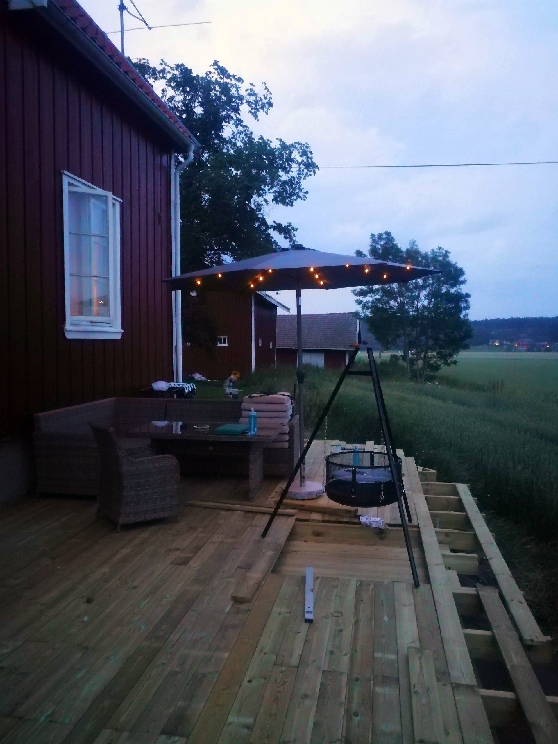 Træterasse med integreret bålsted