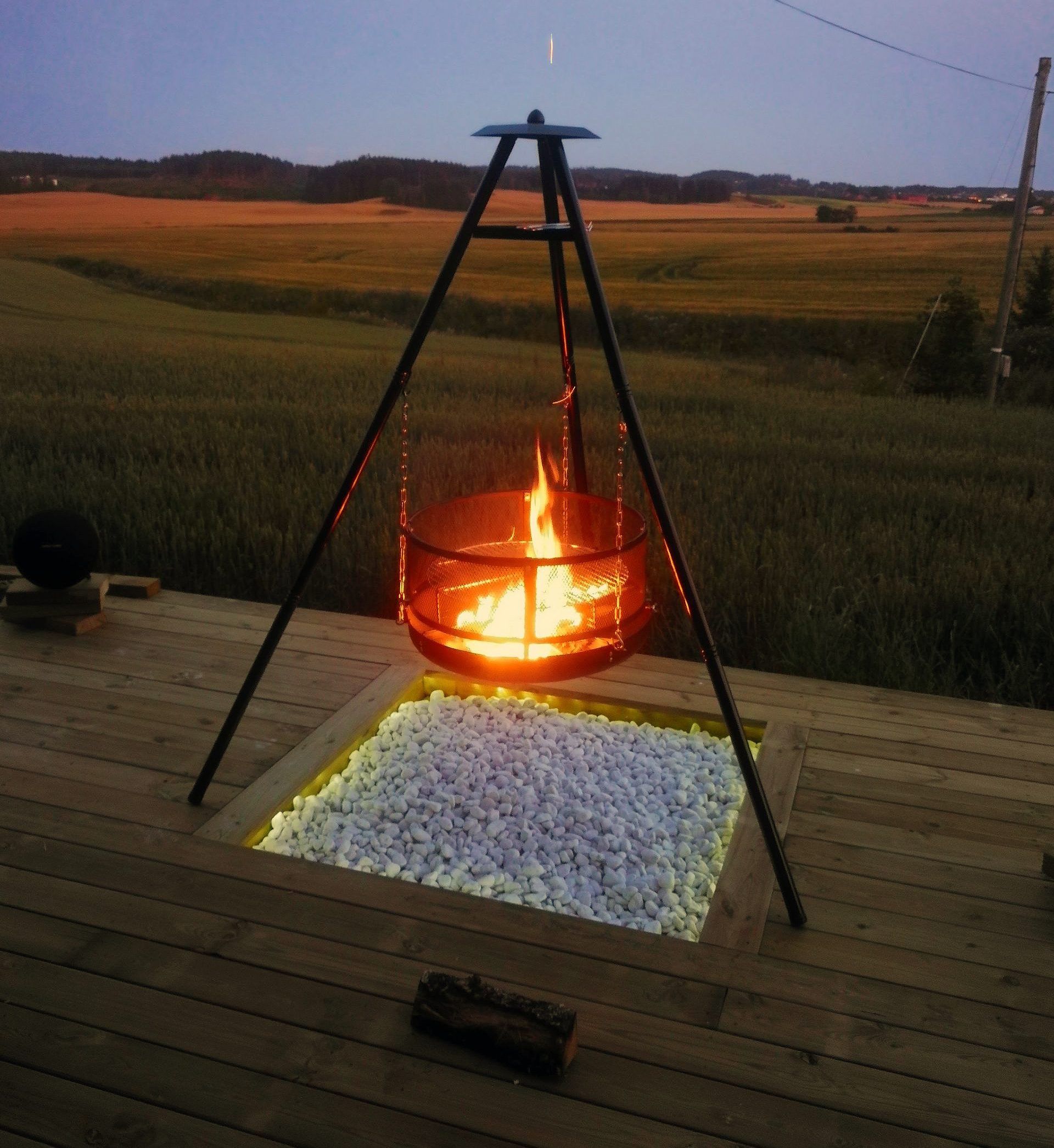 Træterasse med integreret bålsted