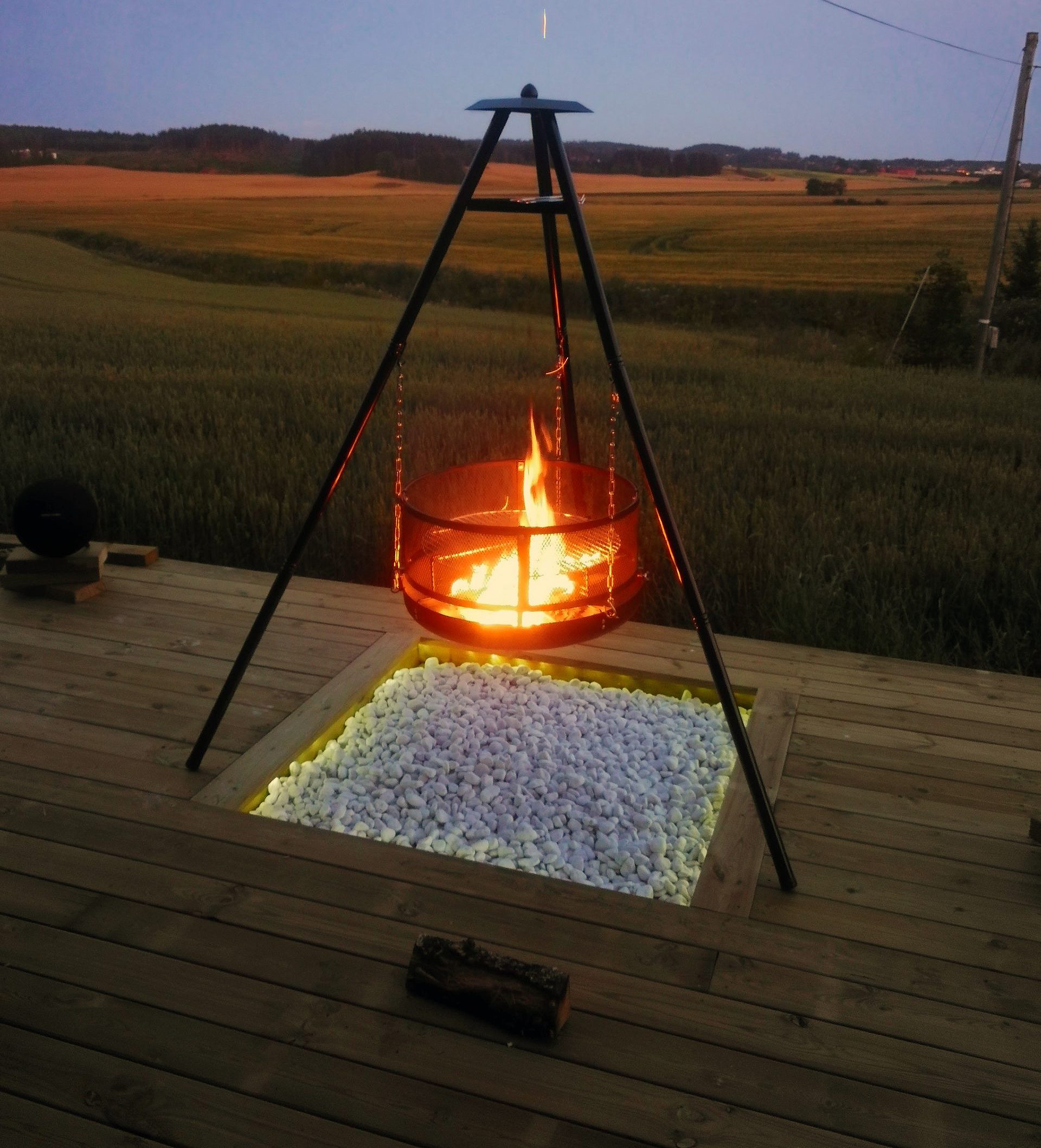 Træterasse med integreret bålsted