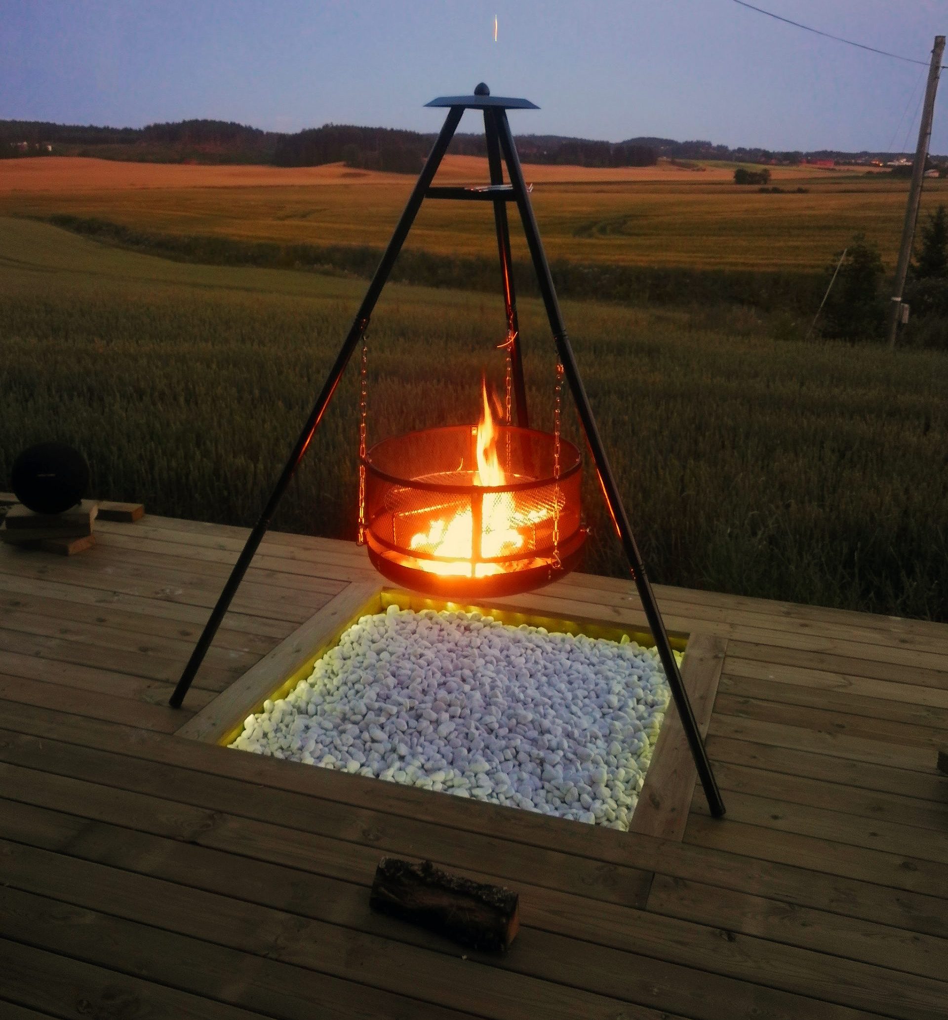 Træterasse med integreret bålsted