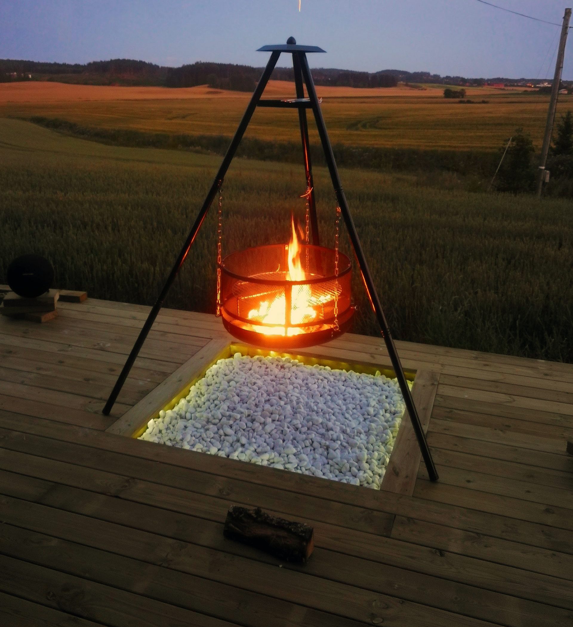 Træterasse med integreret bålsted