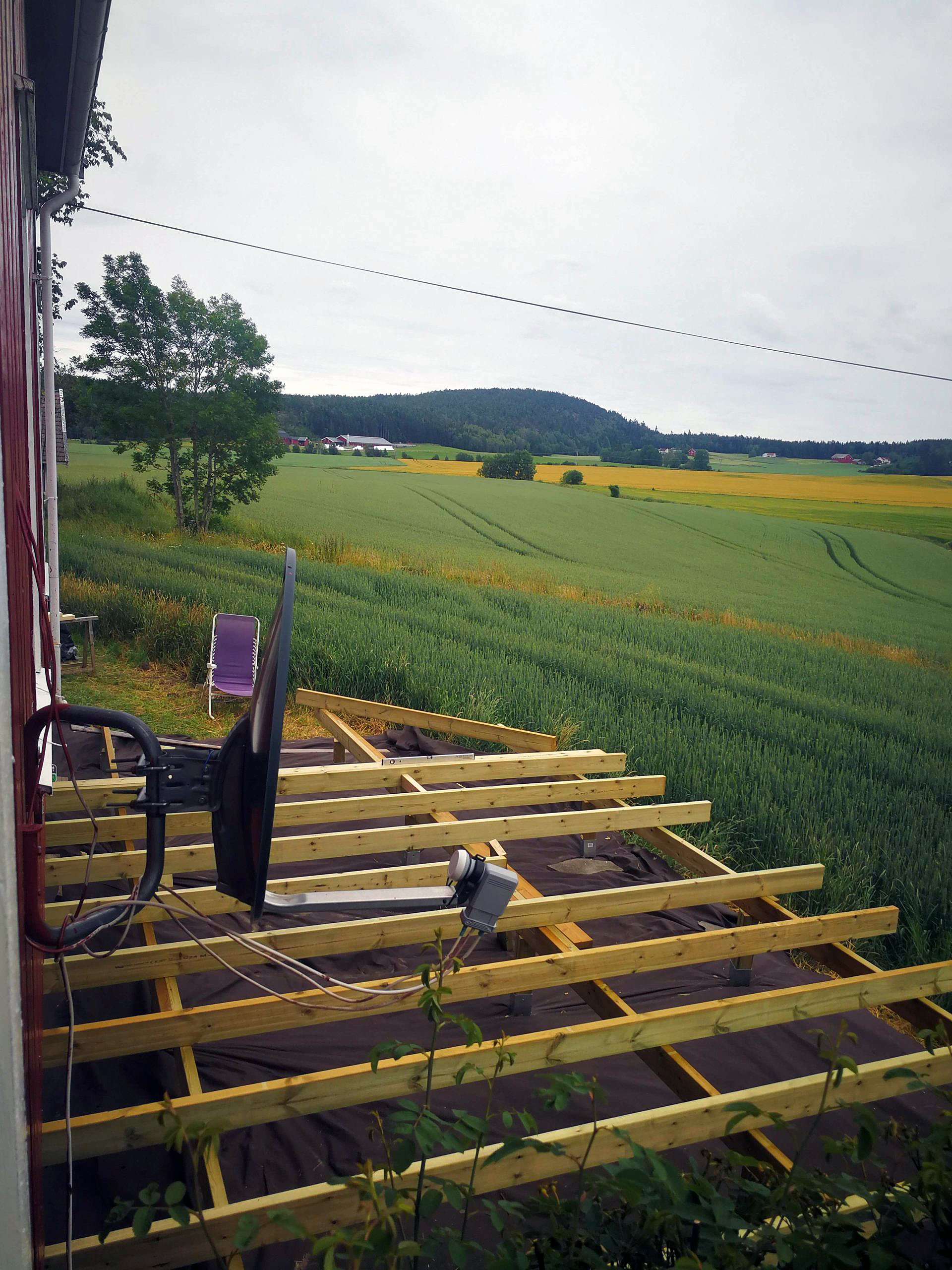 Træterasse med integreret bålsted