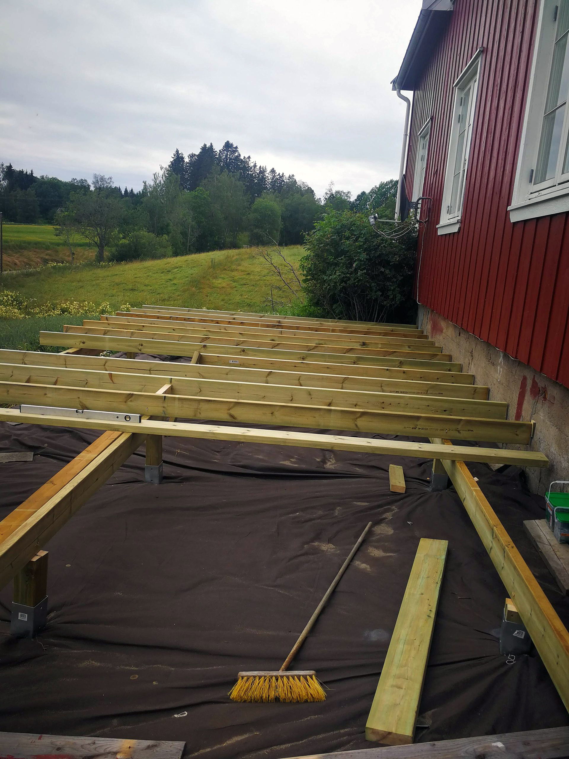 Træterasse med integreret bålsted