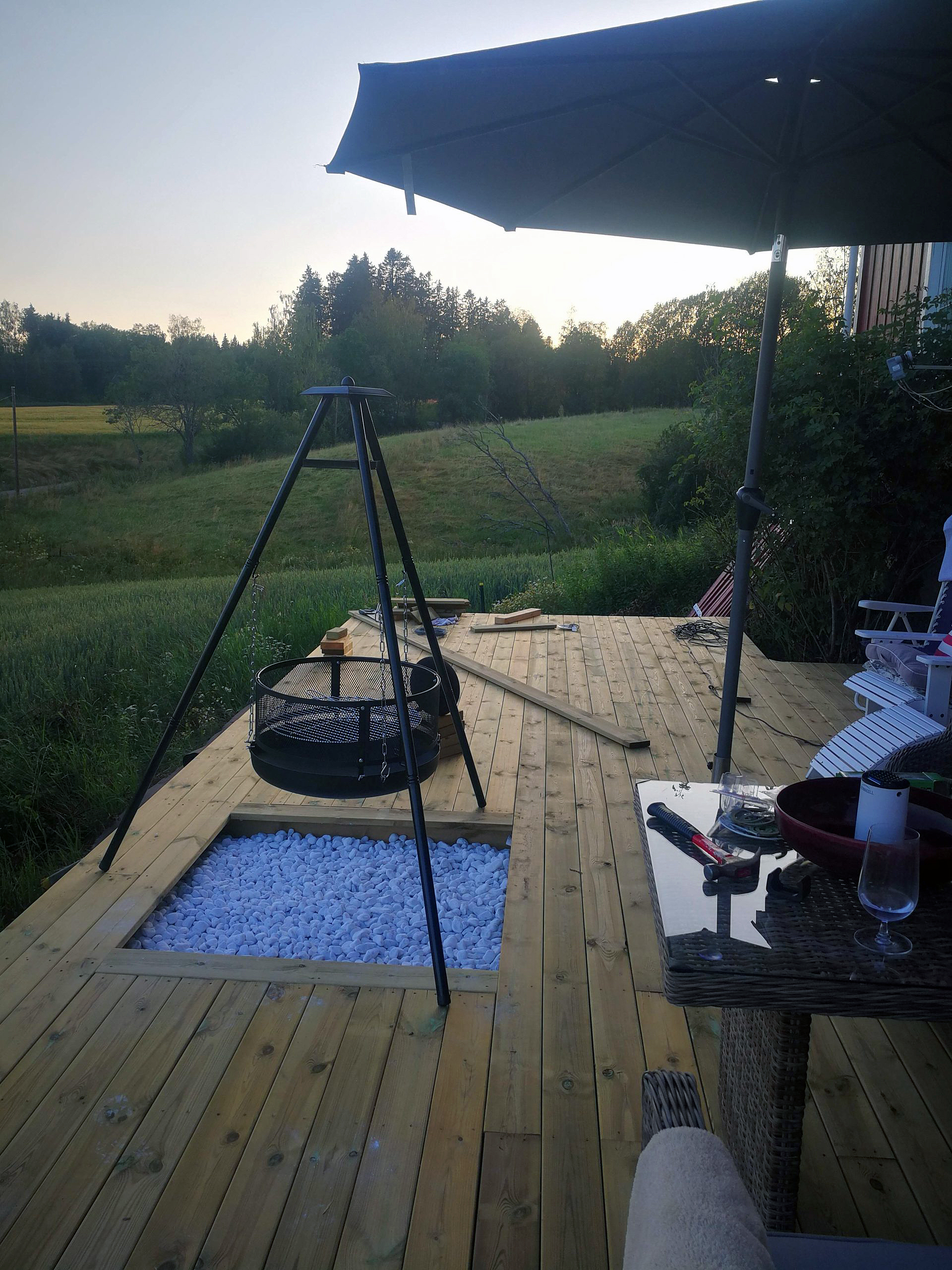 Træterasse med integreret bålsted