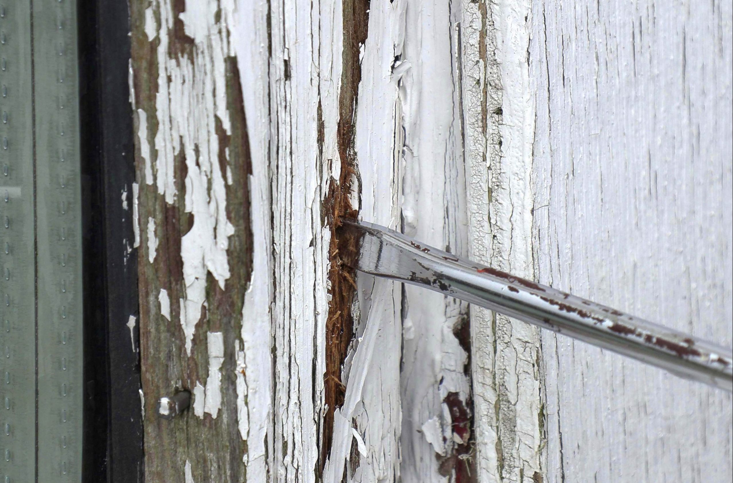 Råttent treverk i vindu