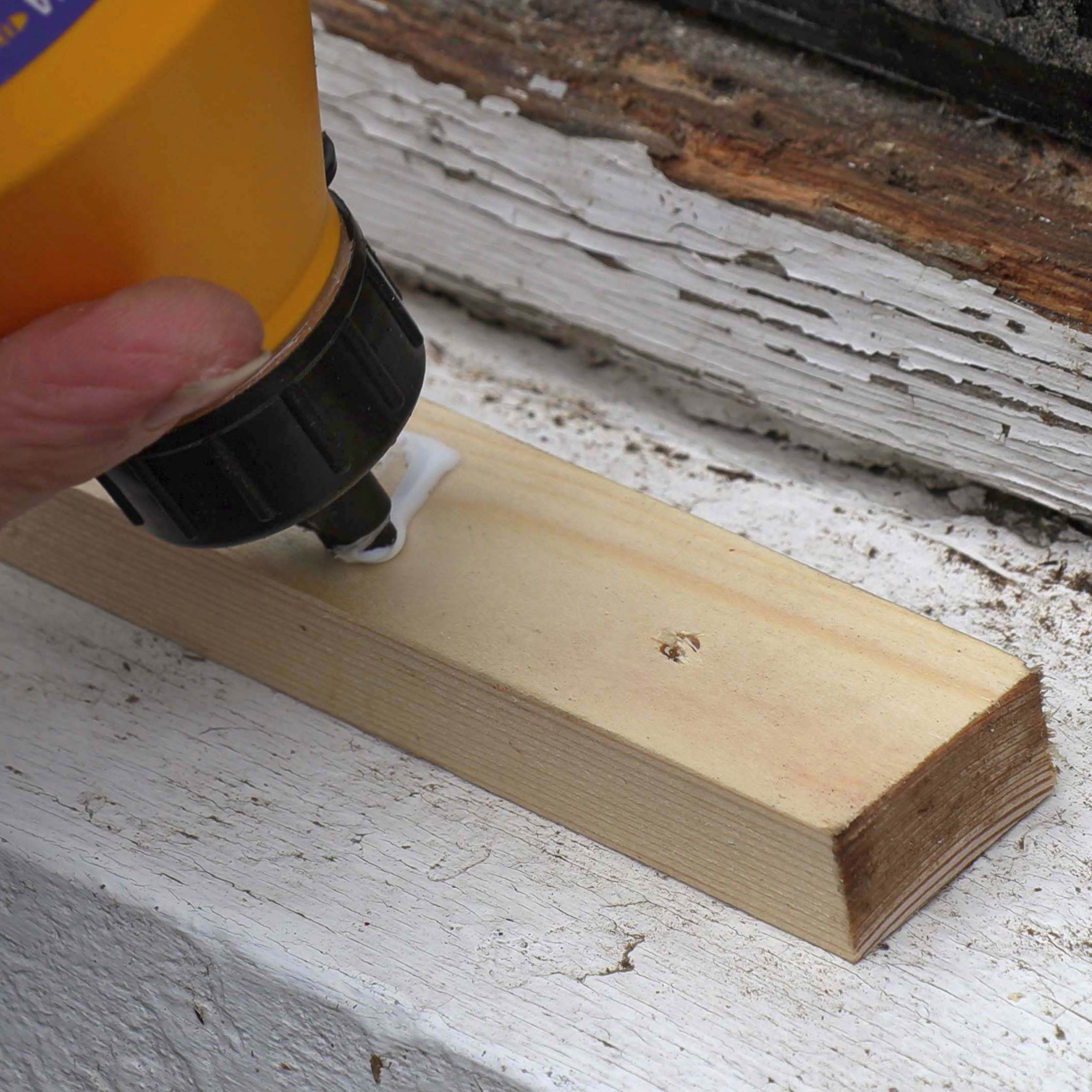 Tee se itse ikkunanpokat: Levitä ulkokäyttöön sopivaa puuliimaa paikkapalaan