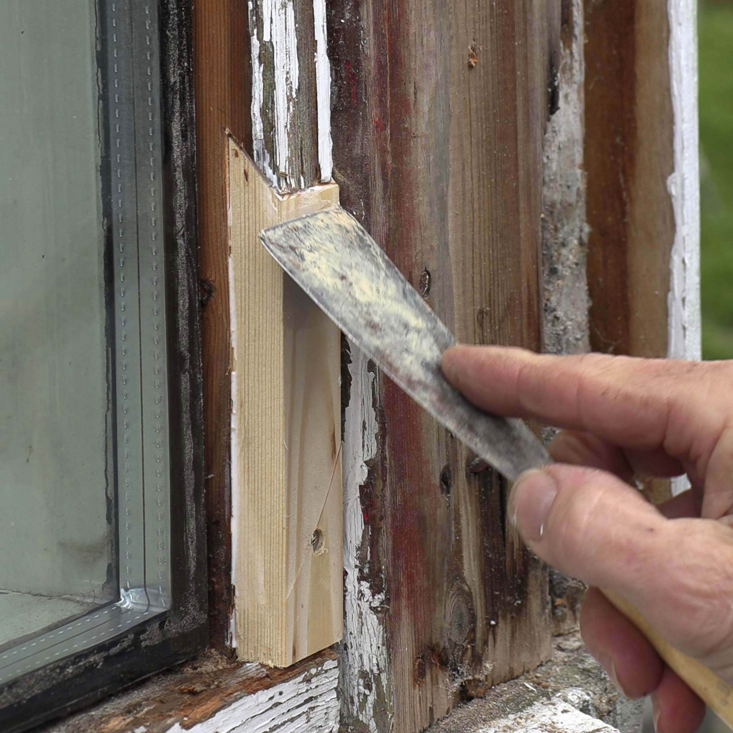 Ikkunan karmi puu: Levitä tasoitetta vanhan ja uuden puun saumaan