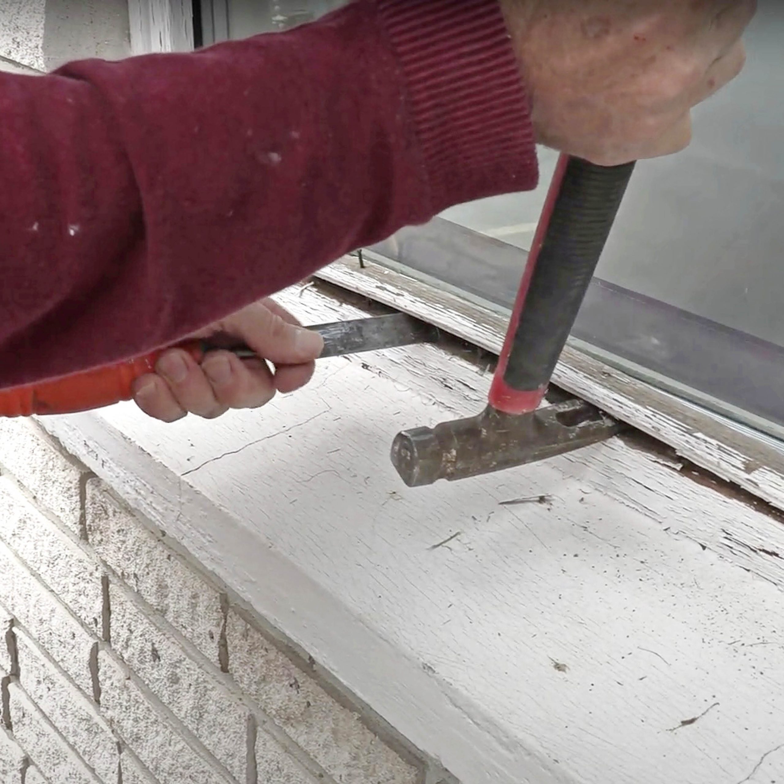 Särkynyt ikkuna: Irrota lasilistat, jotka pitävät lasin paikallaan