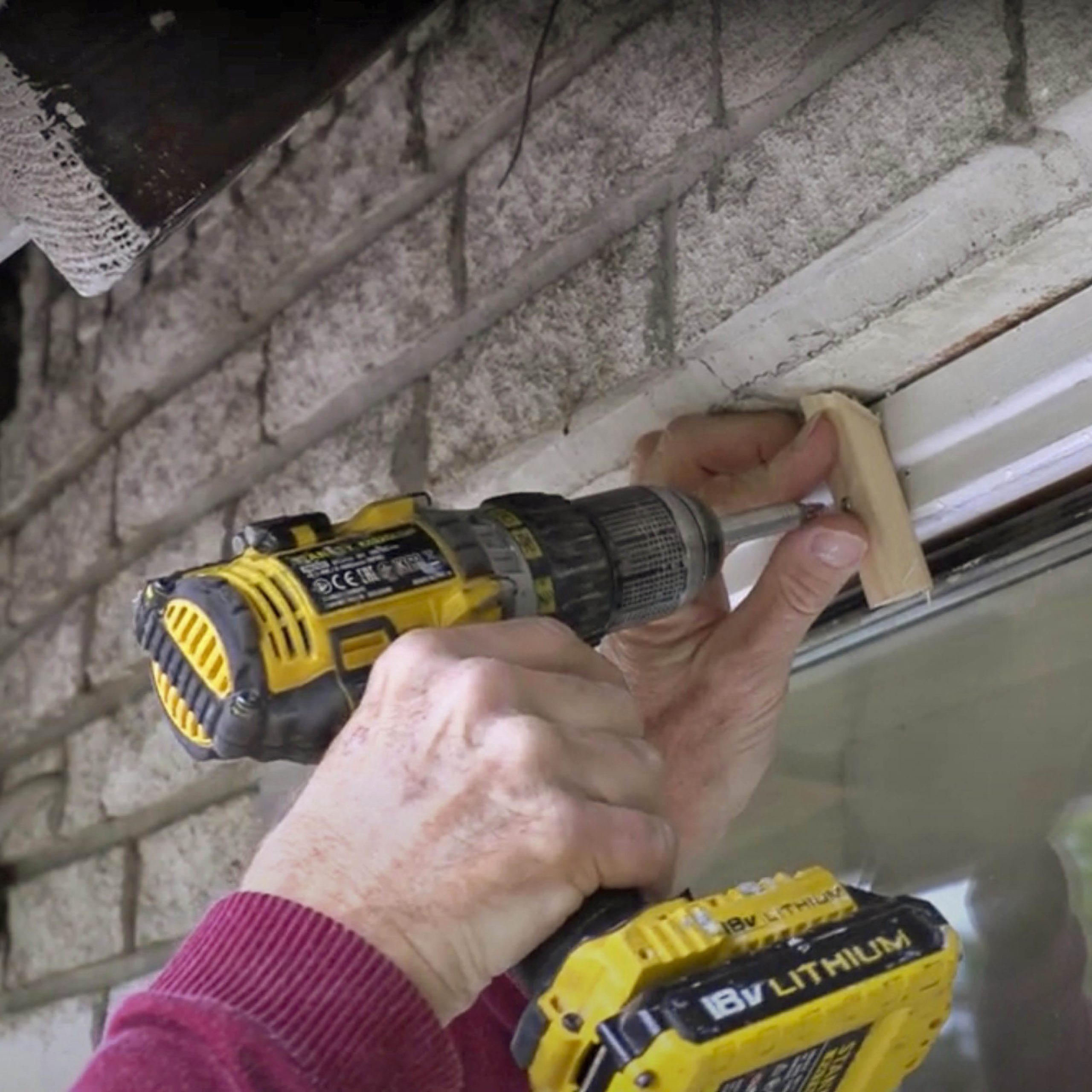 Särkynyt ikkuna: Ruuvaa puukapula ikkunan päälle