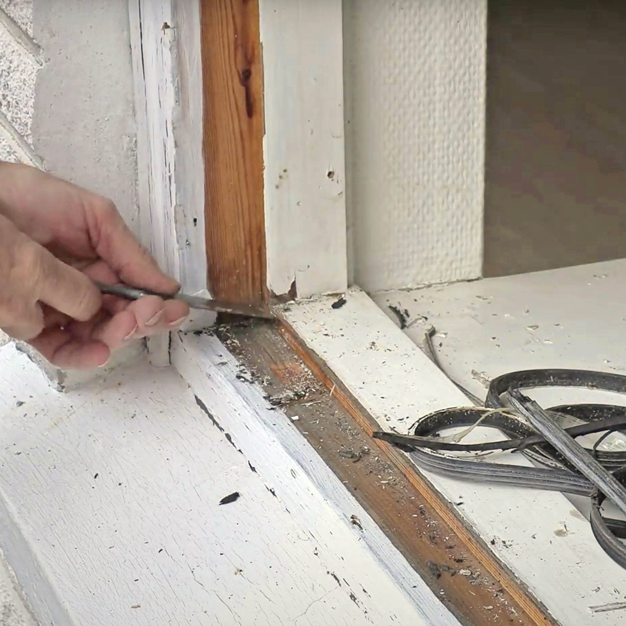 Särkynyt ikkuna: Poista vanhat tiivisteet