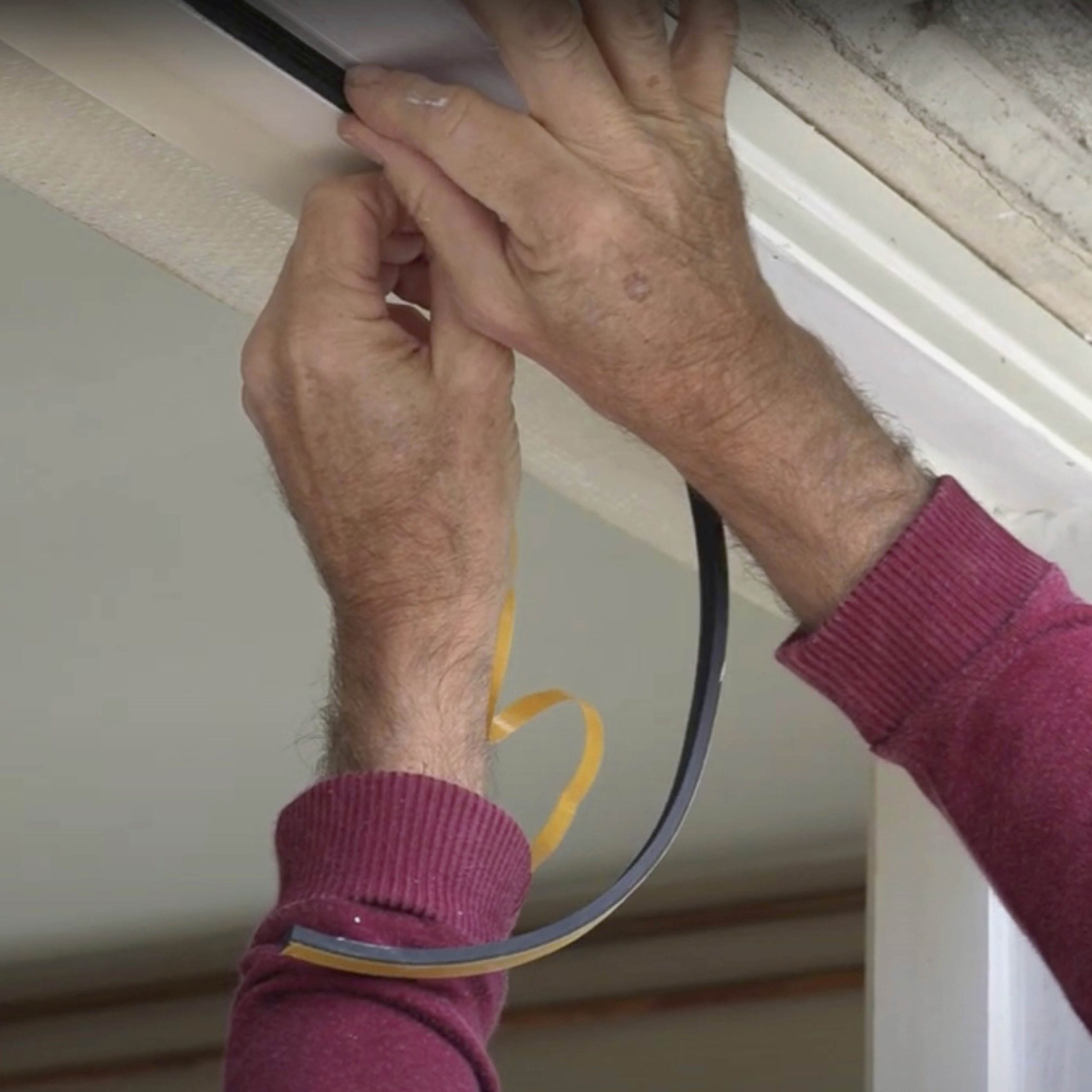 Särkynyt ikkuna korjaaminen: Asenna uudet tiivisteet karmin joka puolelle