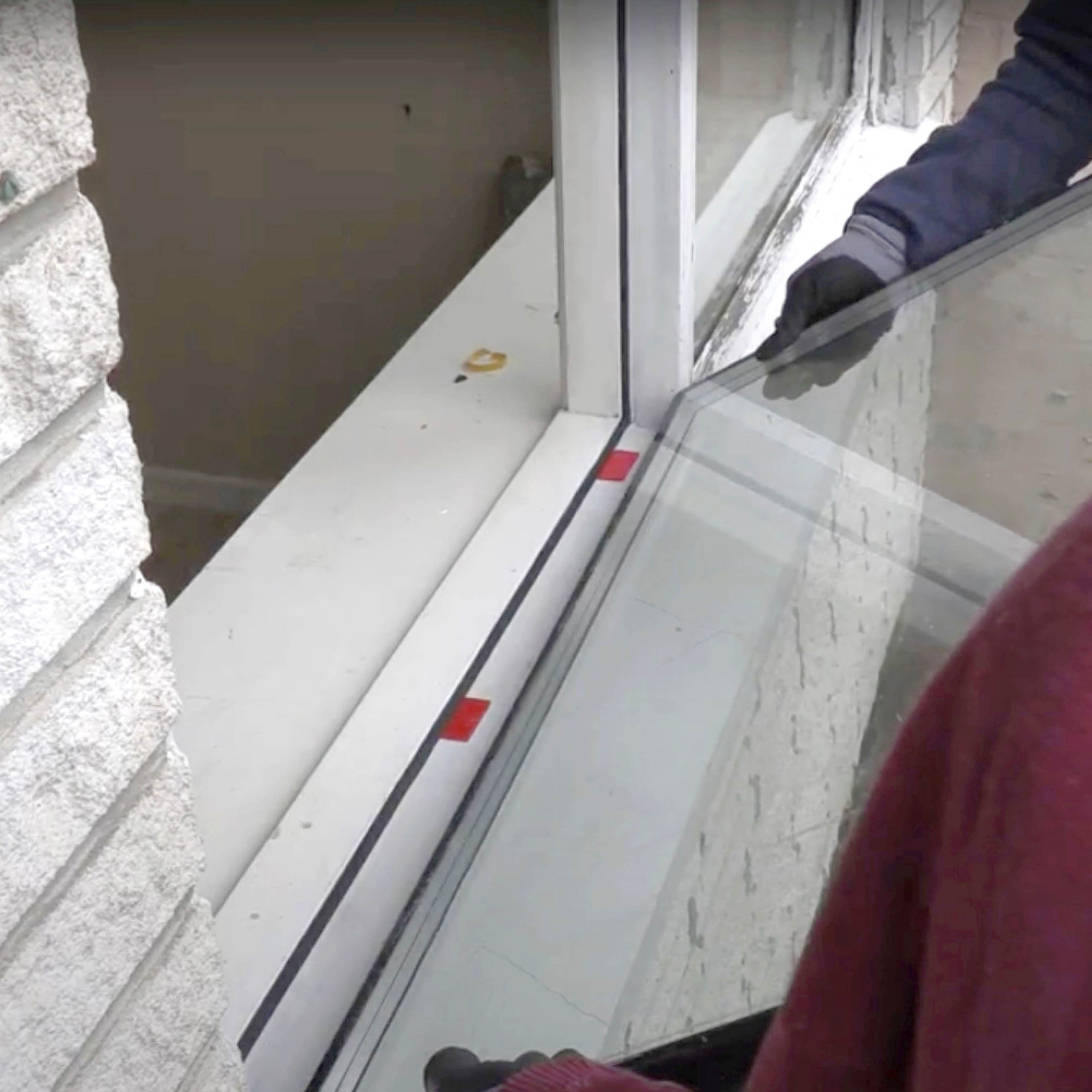 Särkynyt ikkuna: Nosta lasi paikalleen