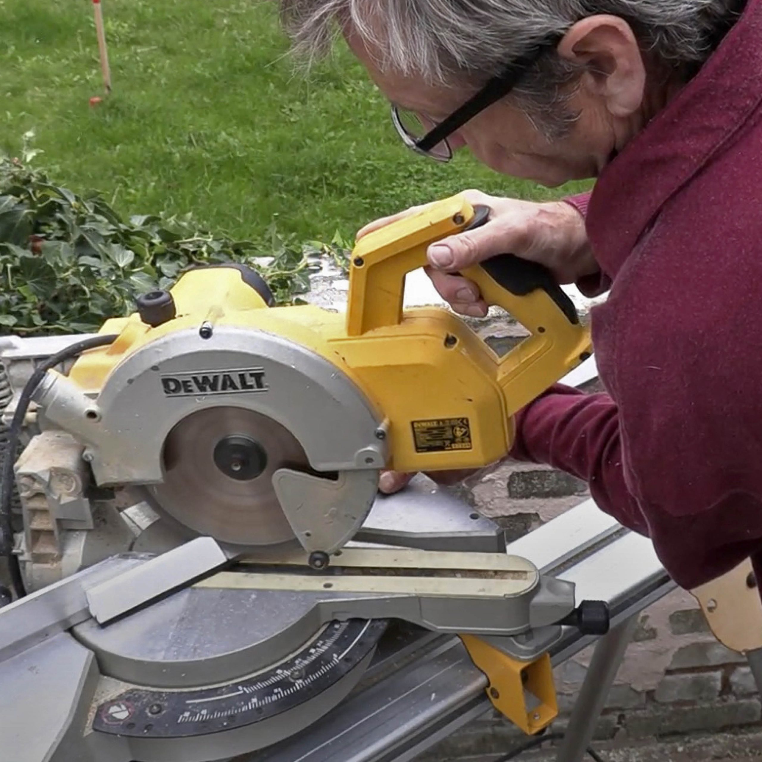 Särkynyt ikkuna: Sahaa lasilistat