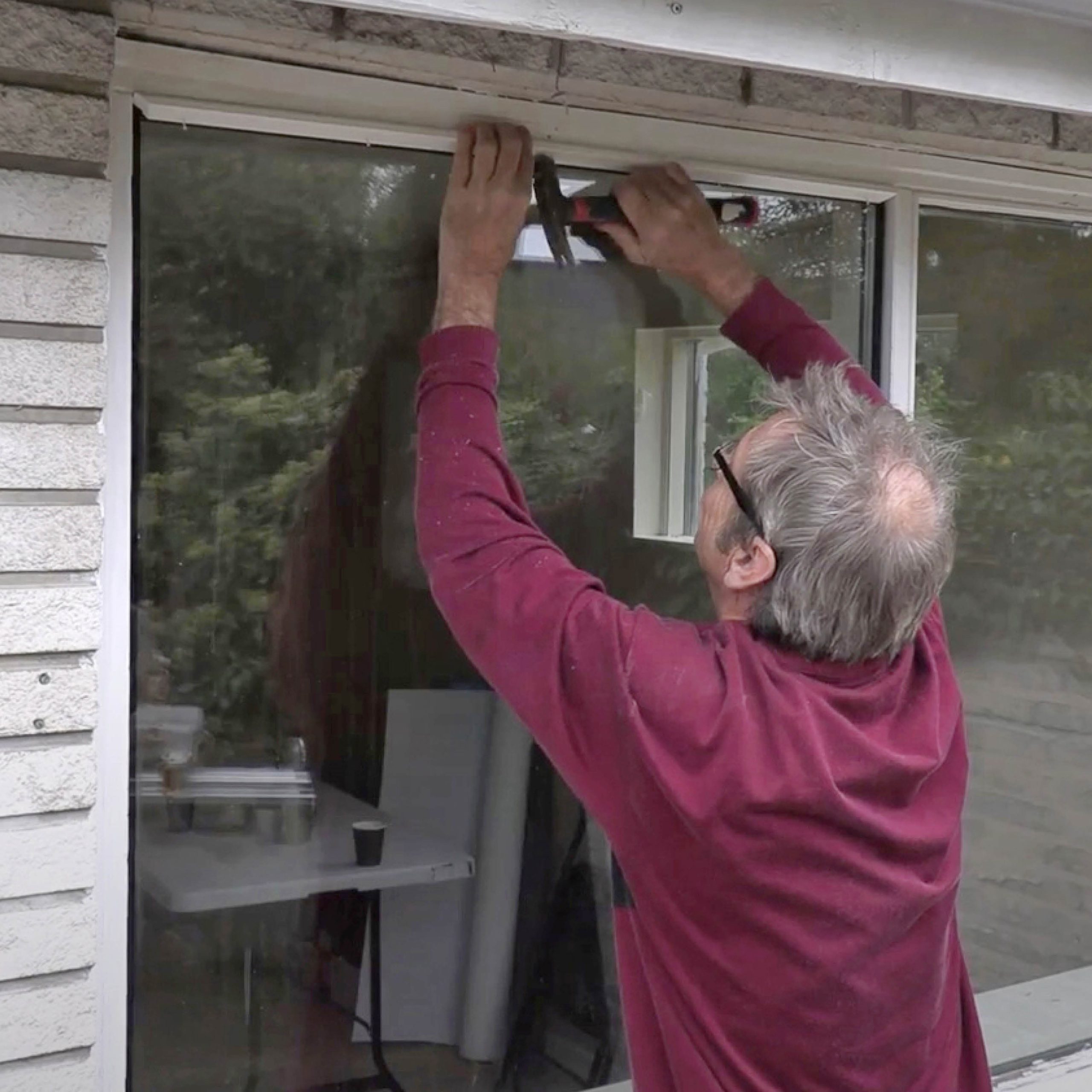 Särkynyt ikkuna: Naulaa ylälasilista kiinni