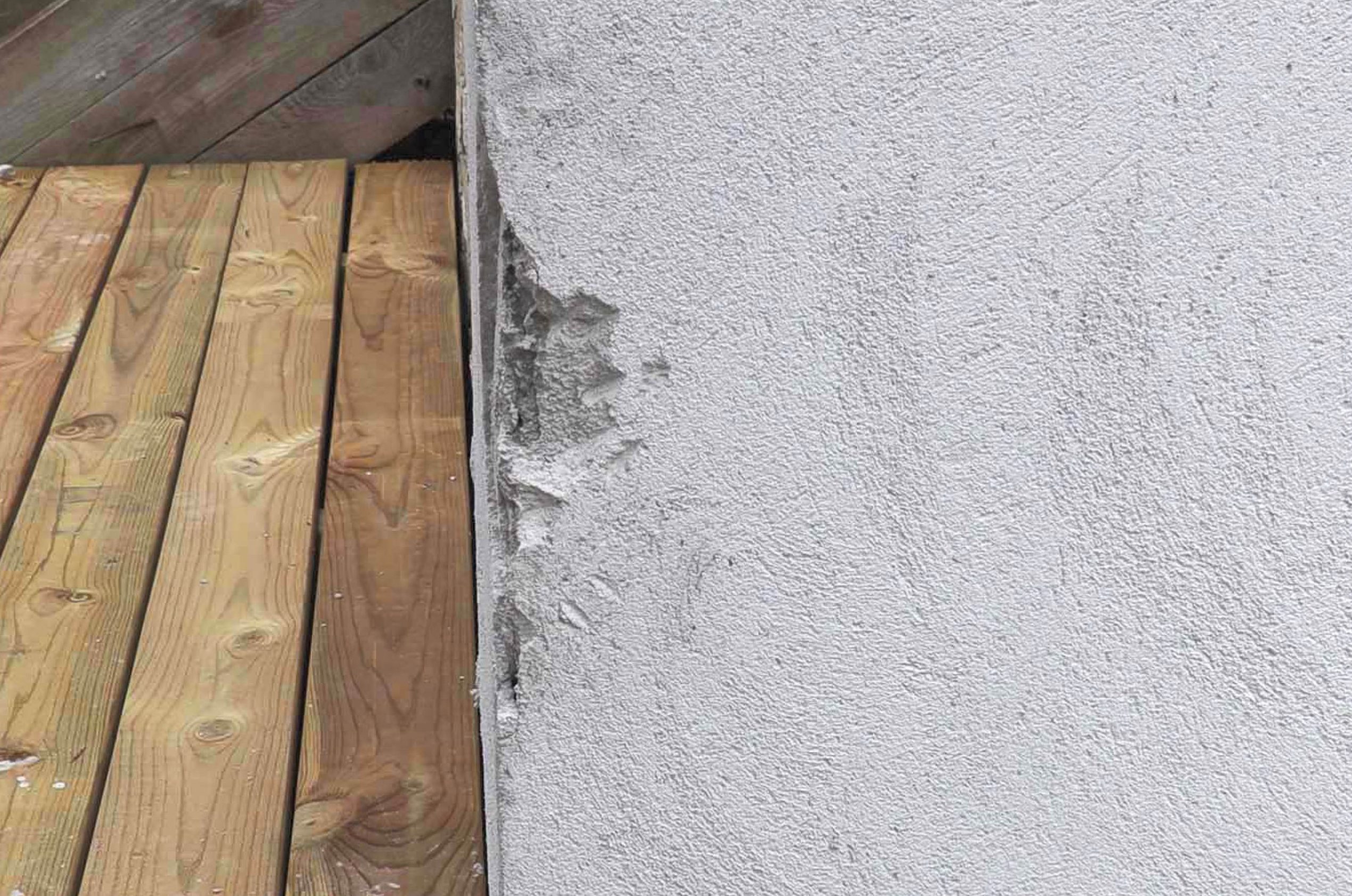 Förstört hörn på putsad vägg