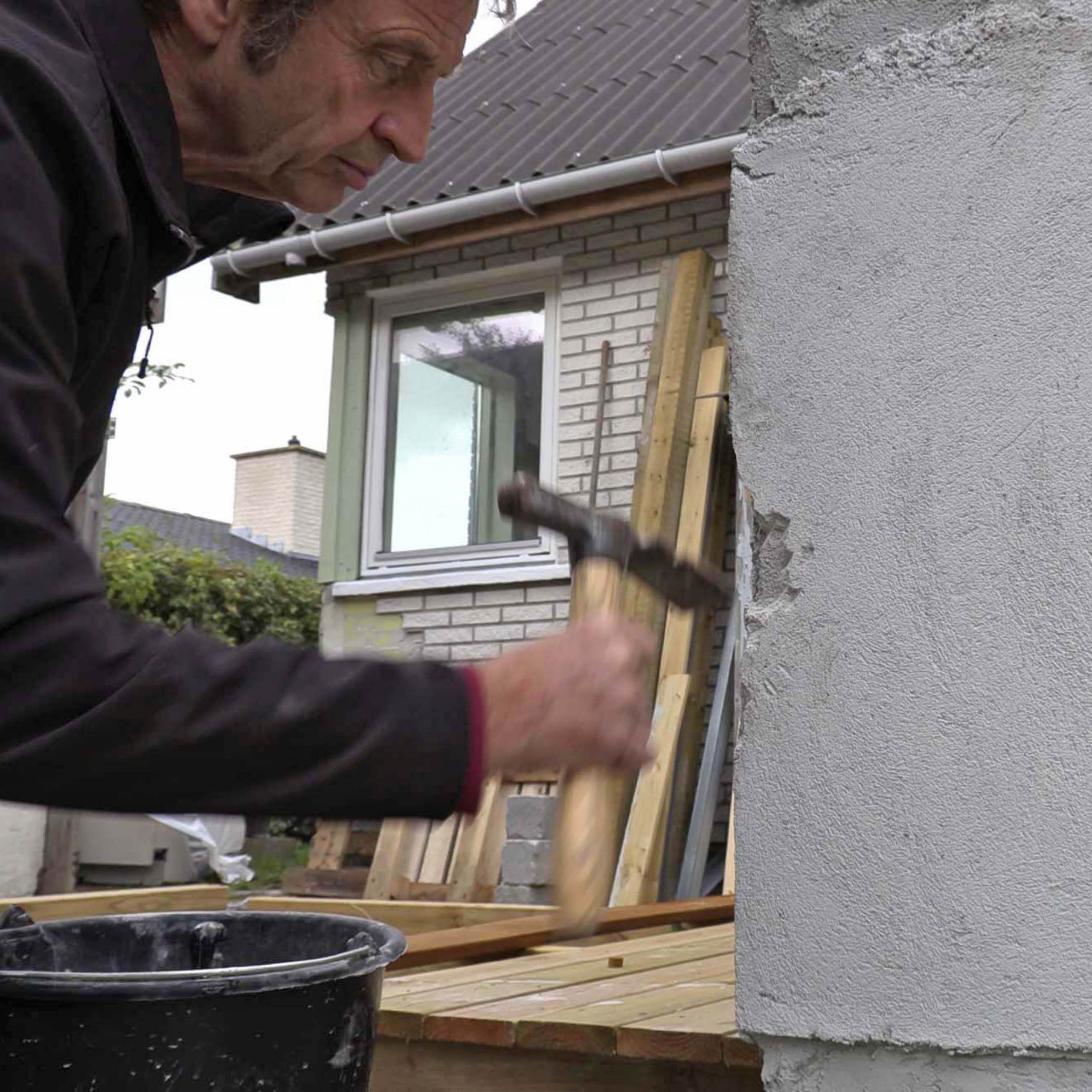 Ødelagt hjørne på pusset murvegg: Fjern alt løst materiale