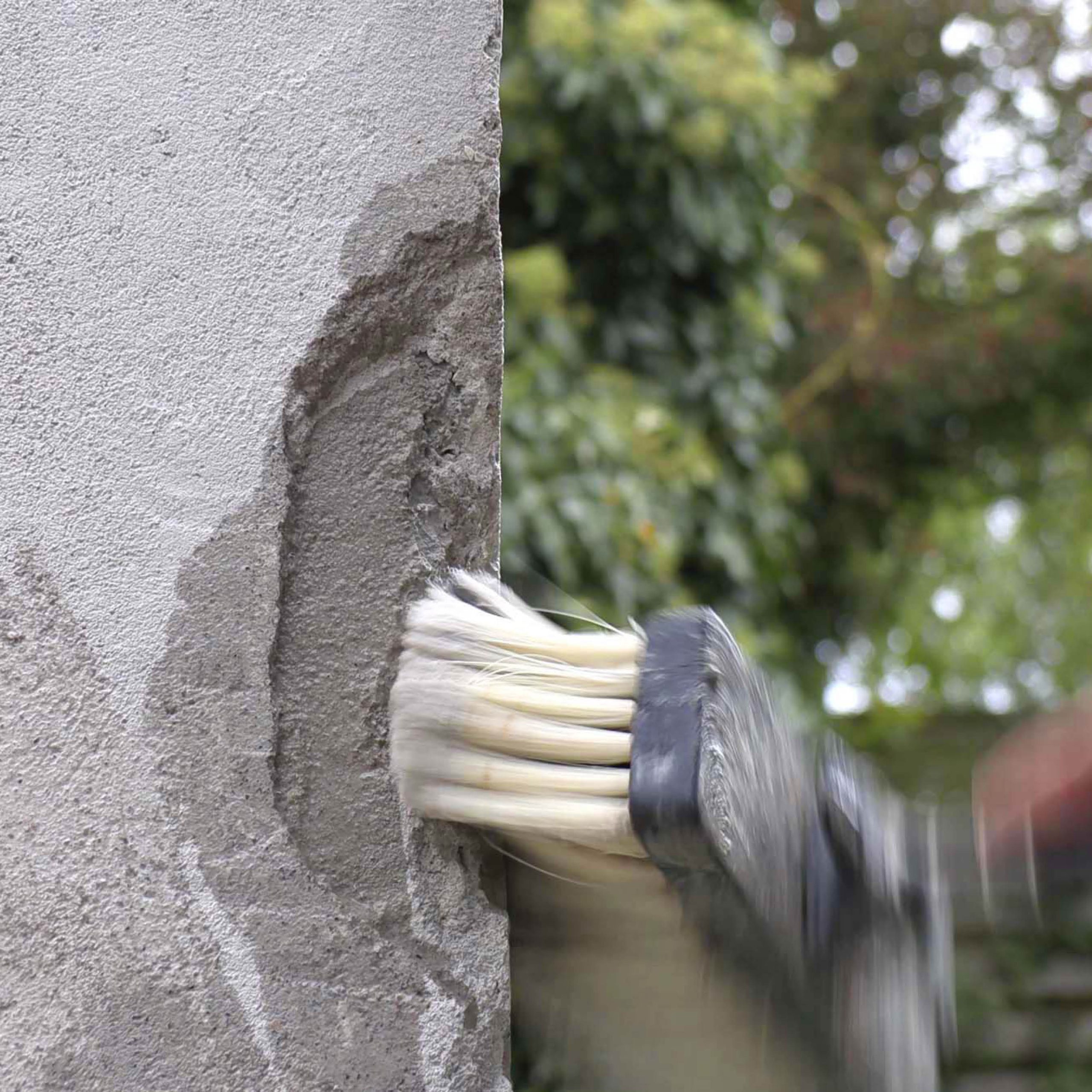 Ødelagt hjørne på pusset murvegg: Påfør rikelig med vann på området som skal repareres