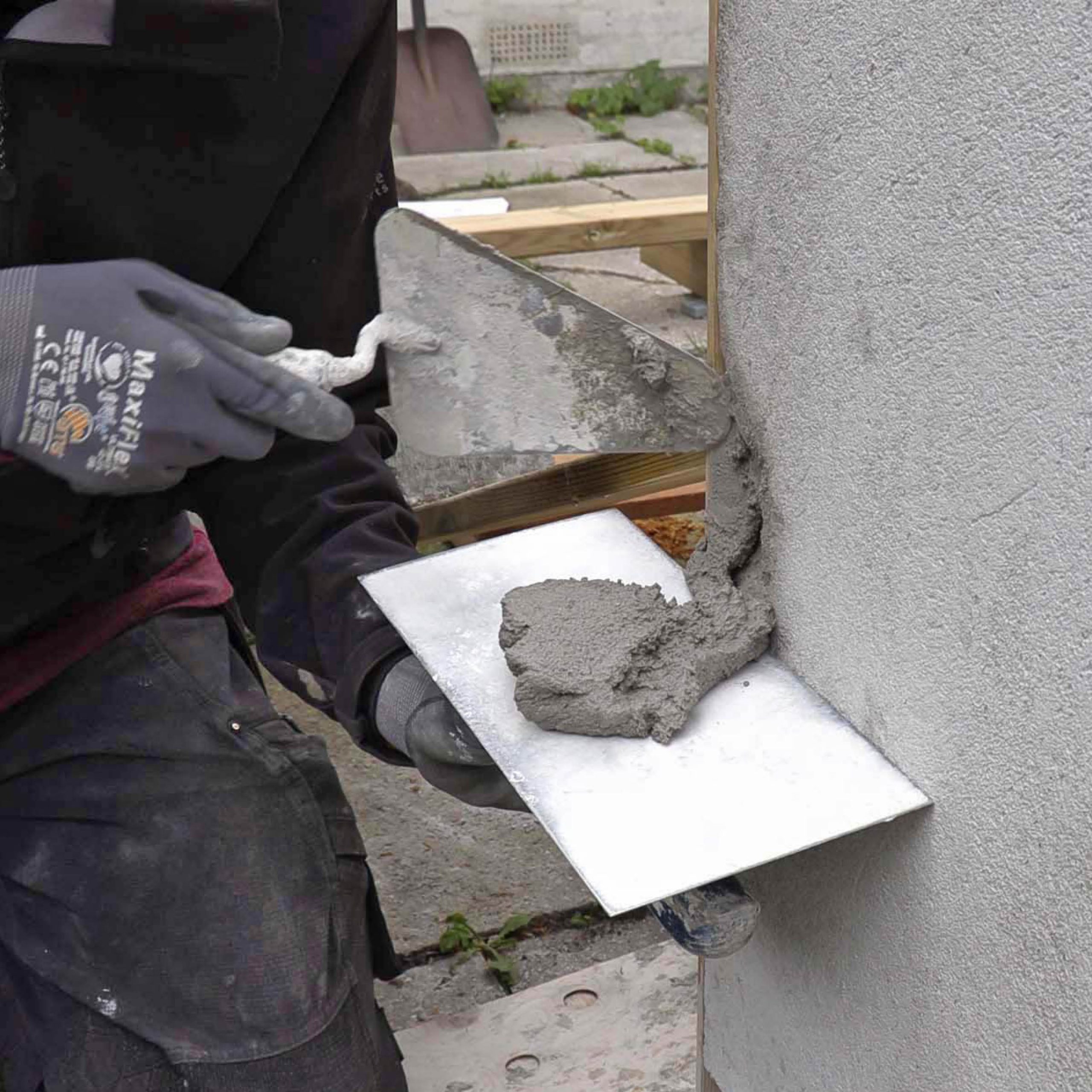 Ødelagt hjørne på pusset murvegg: Fyll skaden med mørtel