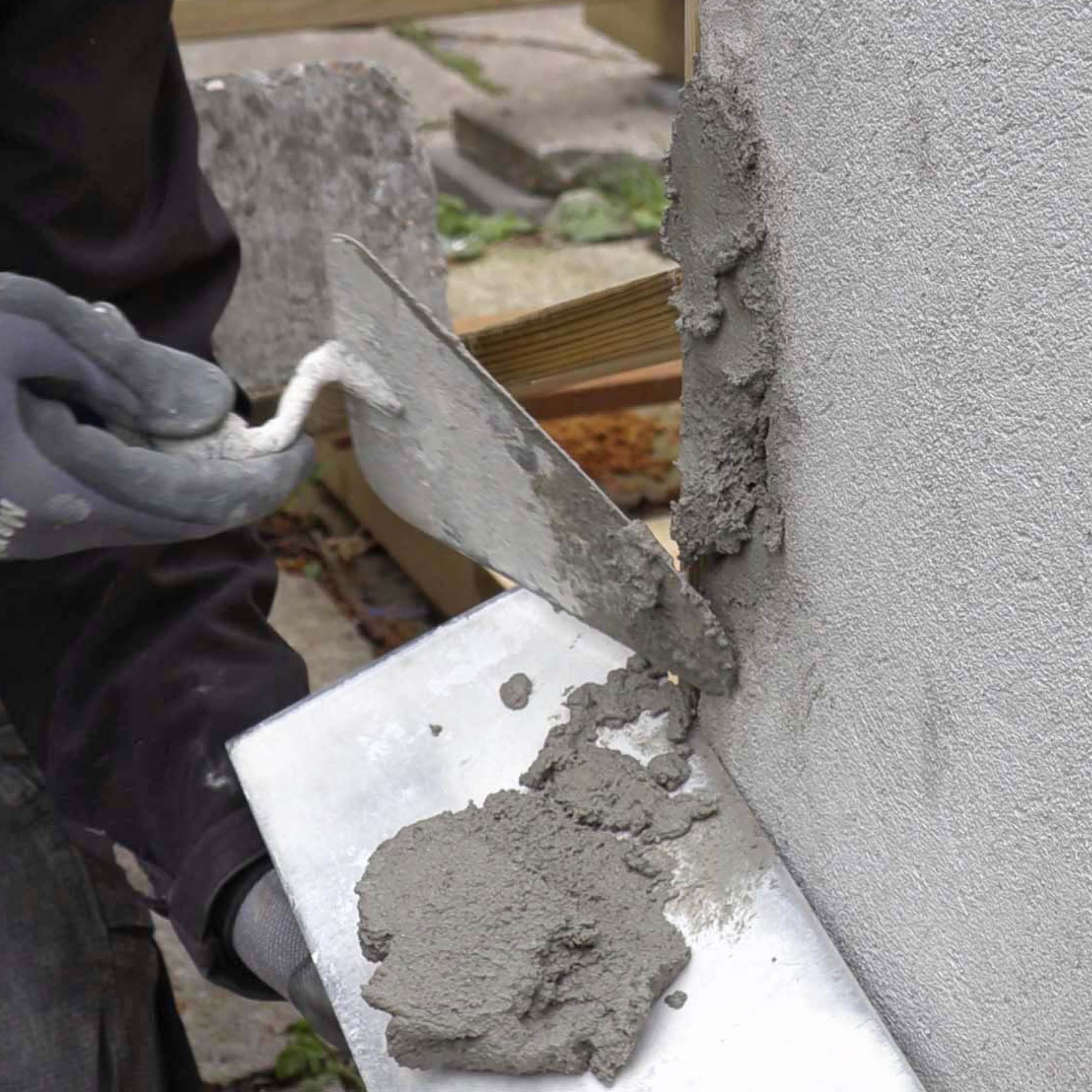 Ødelagt hjørne på pusset murvegg: Fyll og press