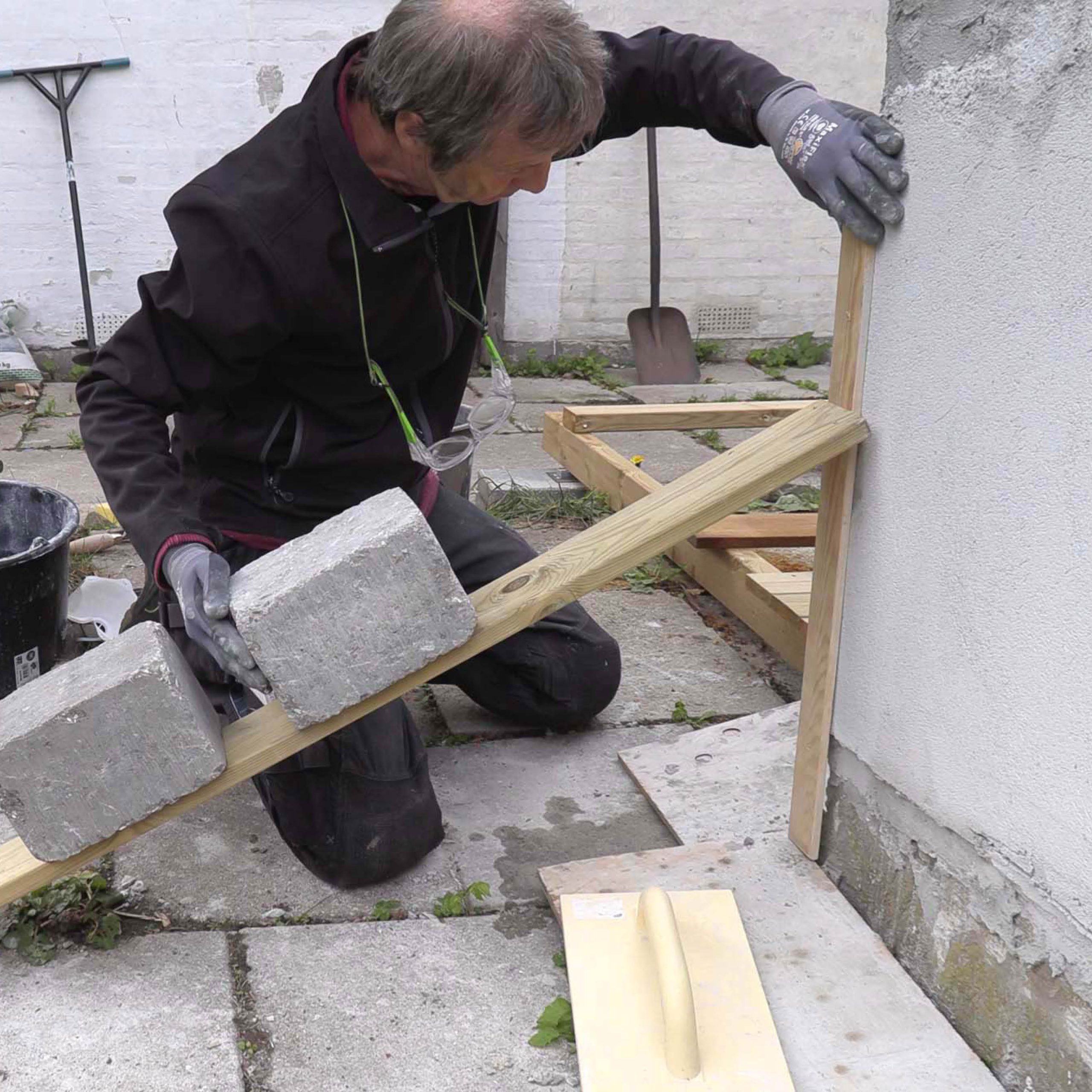 Ødelagt hjørne på pusset murvegg: Flytt bordet til hjørnets andre side