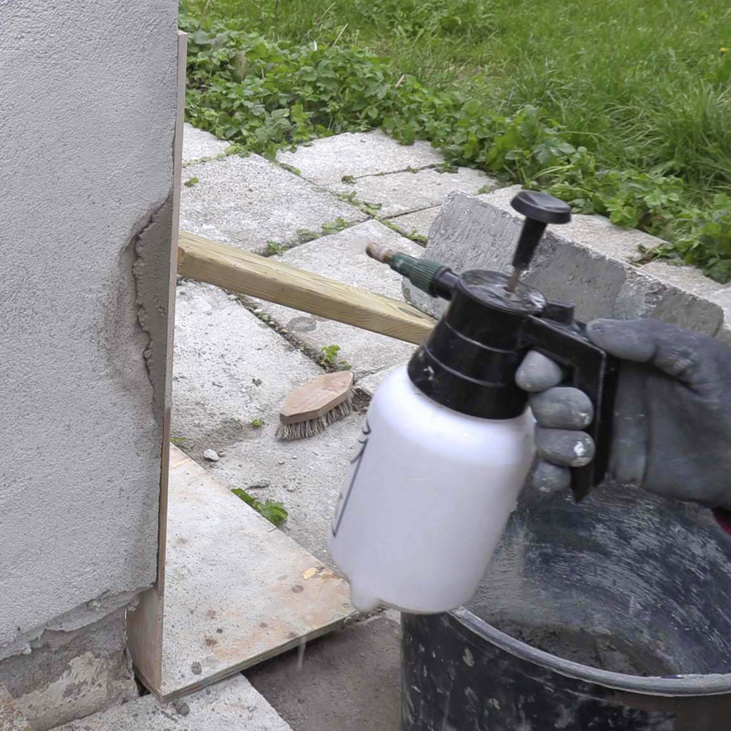 Ødelagt hjørne på pusset murvegg: Spray igjen vann på hjørnet