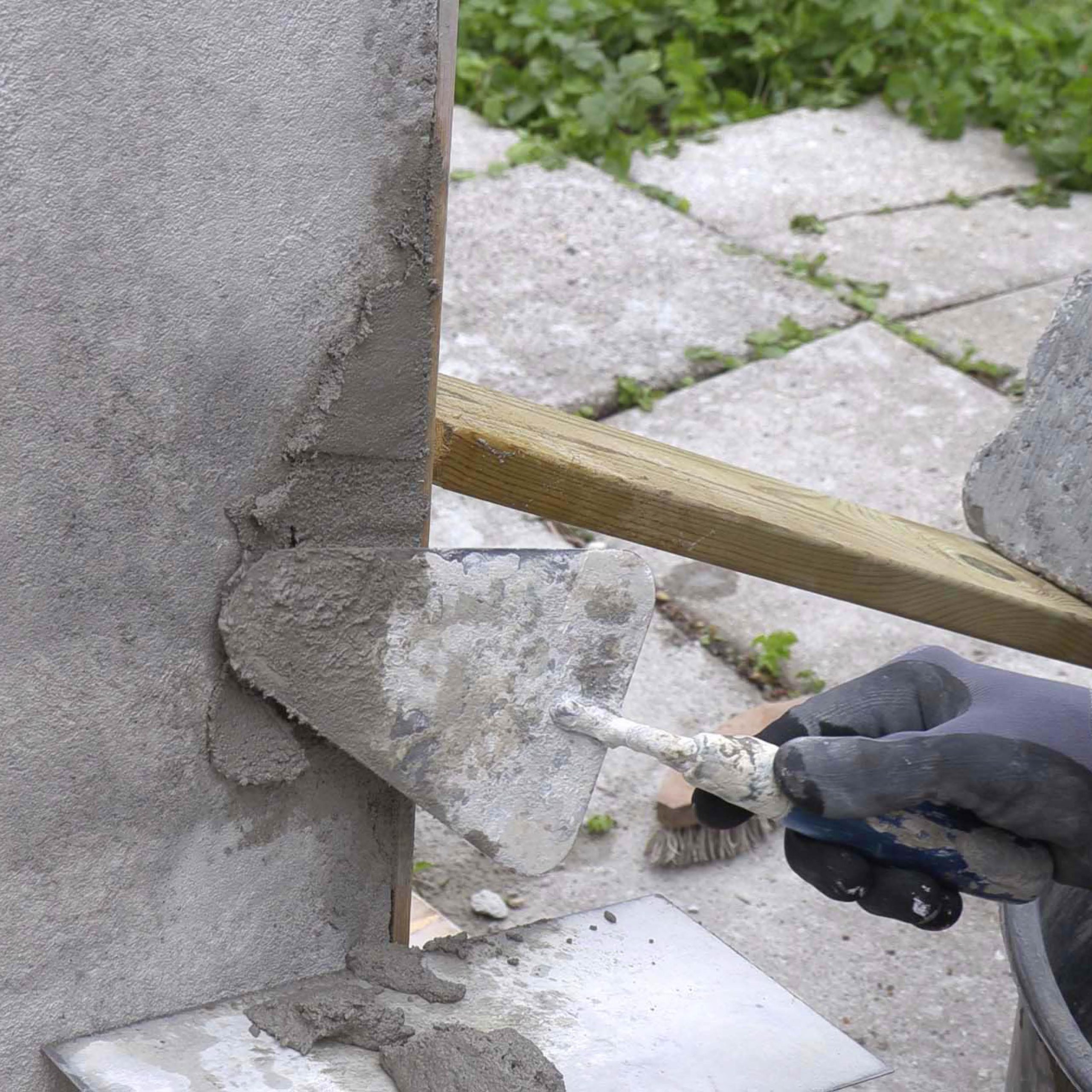 Ødelagt hjørne på pusset murvegg: Lapp hullet etter samme prinsipp som på det første hjørnet