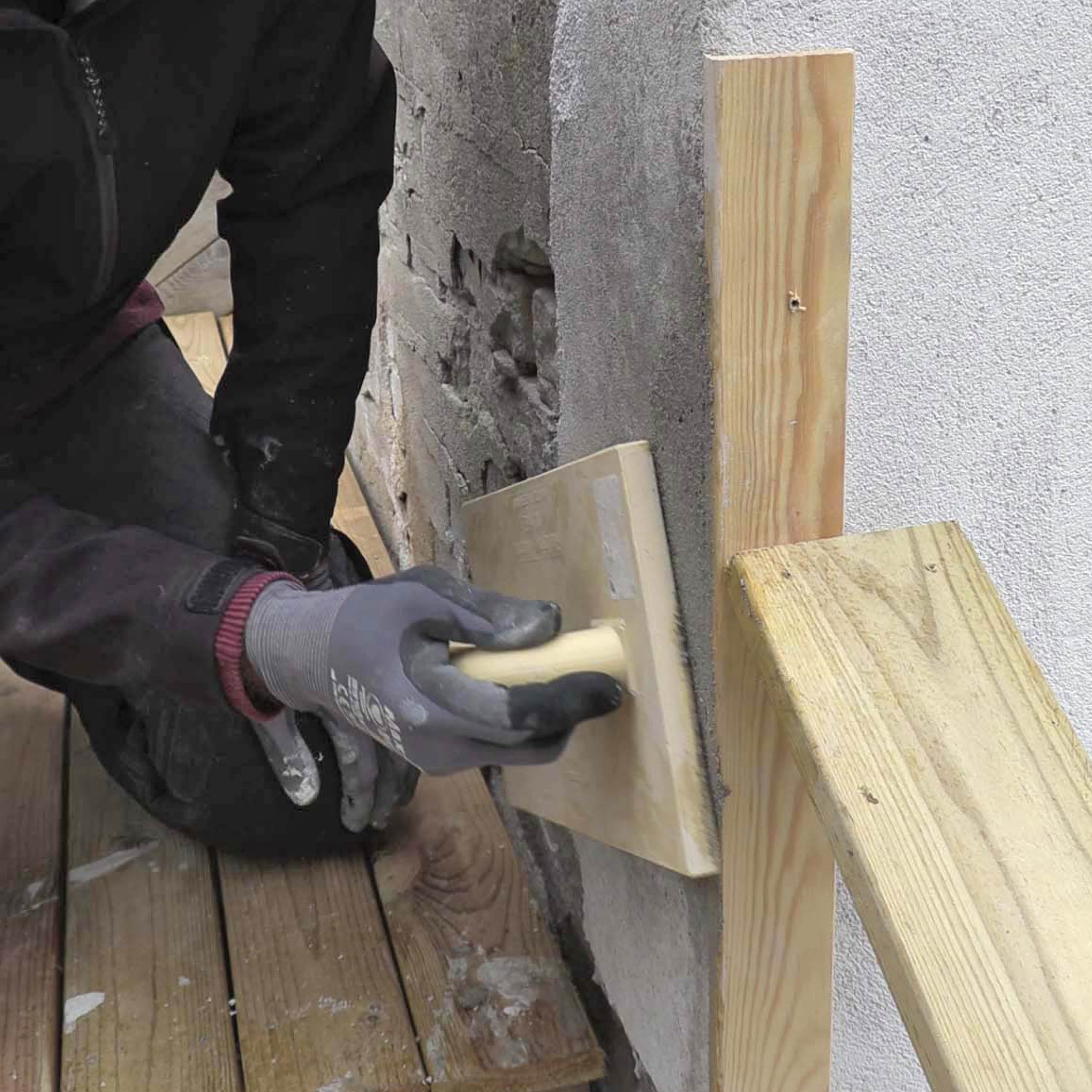 Ødelagt hjørne på pusset murvegg: Kjør pussebrettet i sirkler på reparasjonen