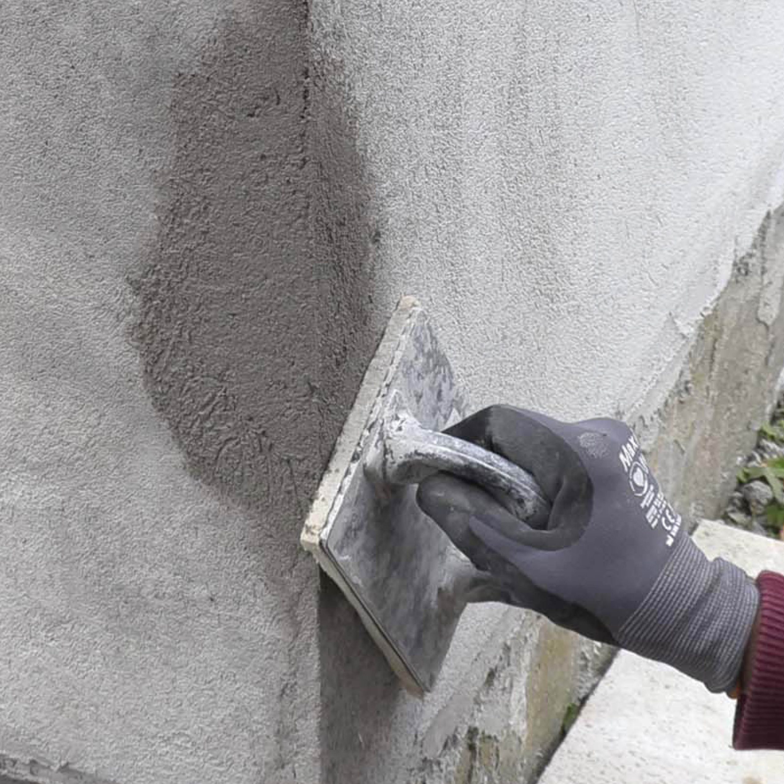 Ødelagt hjørne på pusset murvegg: Trekk filsebrettet over reparasjonen