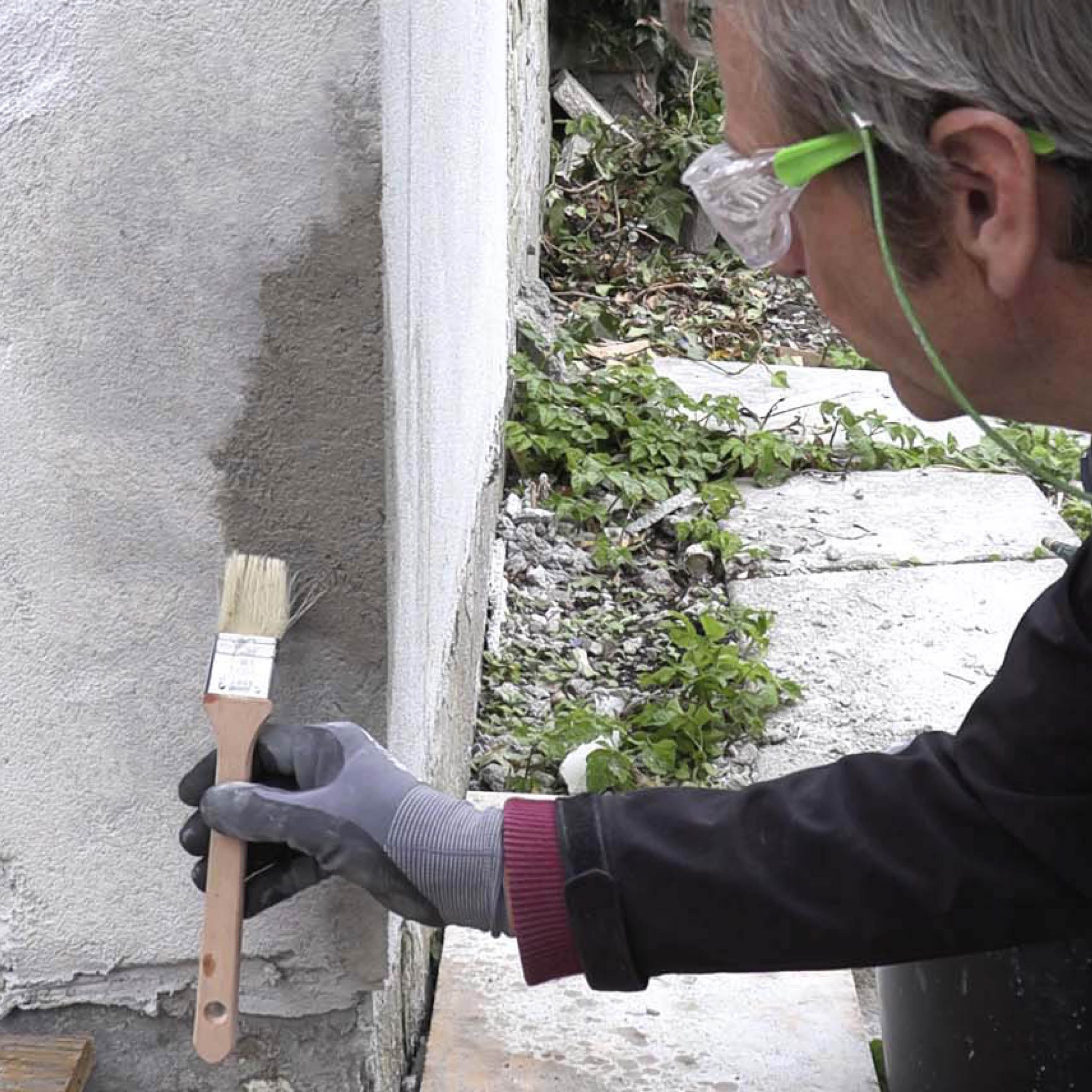 Ødelagt hjørne på pusset murvegg: De sidste rettelsene gjør du med en våt pensel