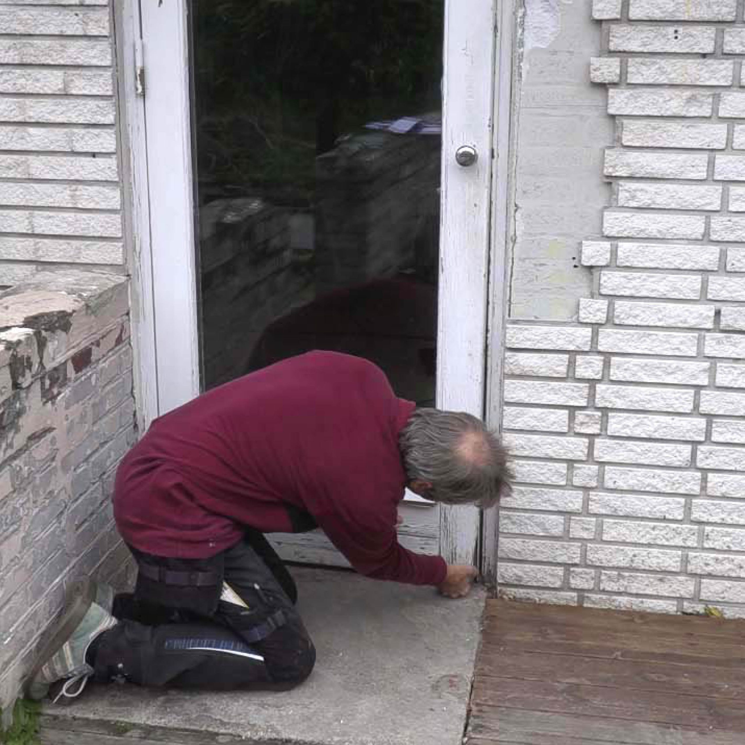 Kiero lasiovi: Katso, mistä ovi hankaa karmia vasten