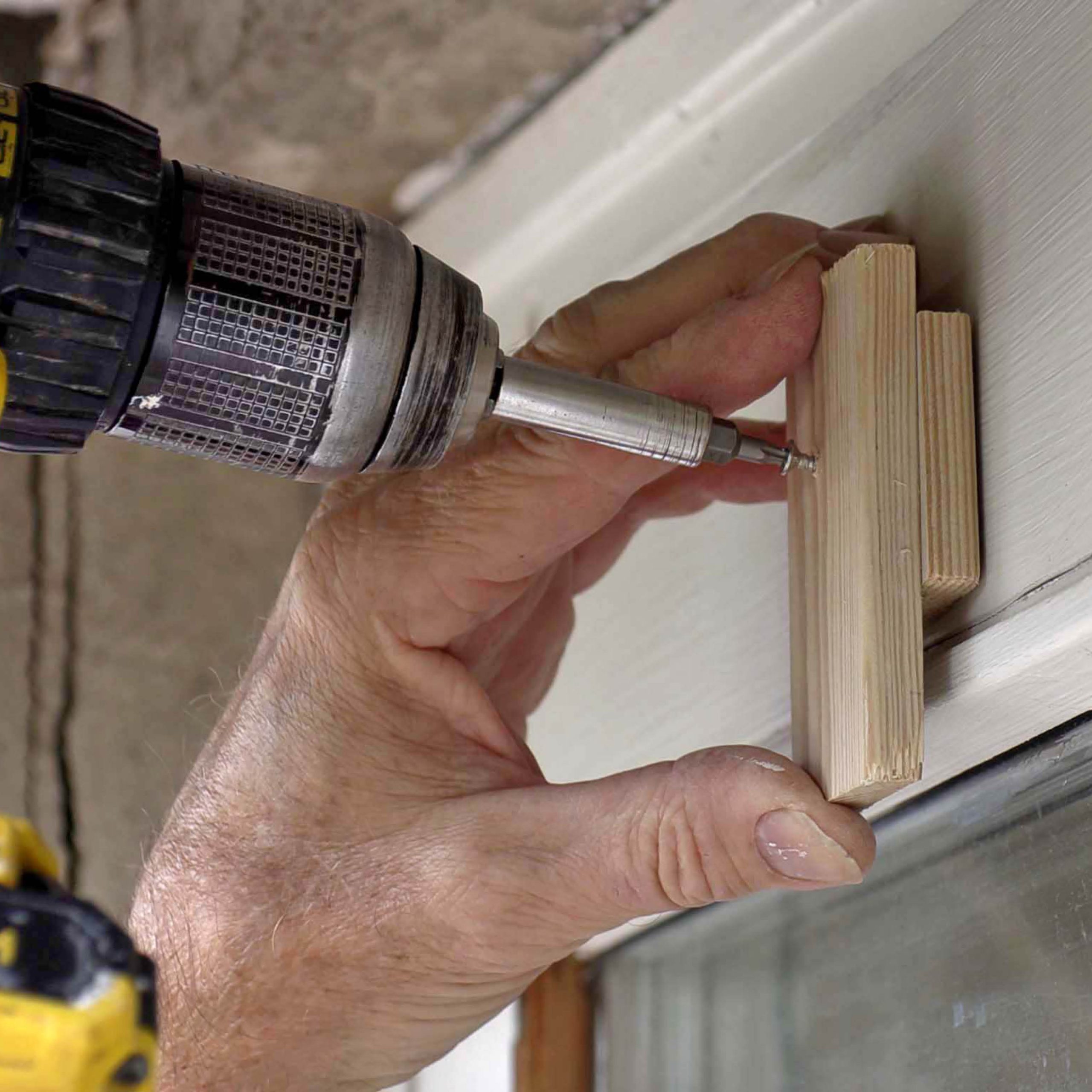 Vino lasiovi: Ruuvaa kapula oven yläosaan