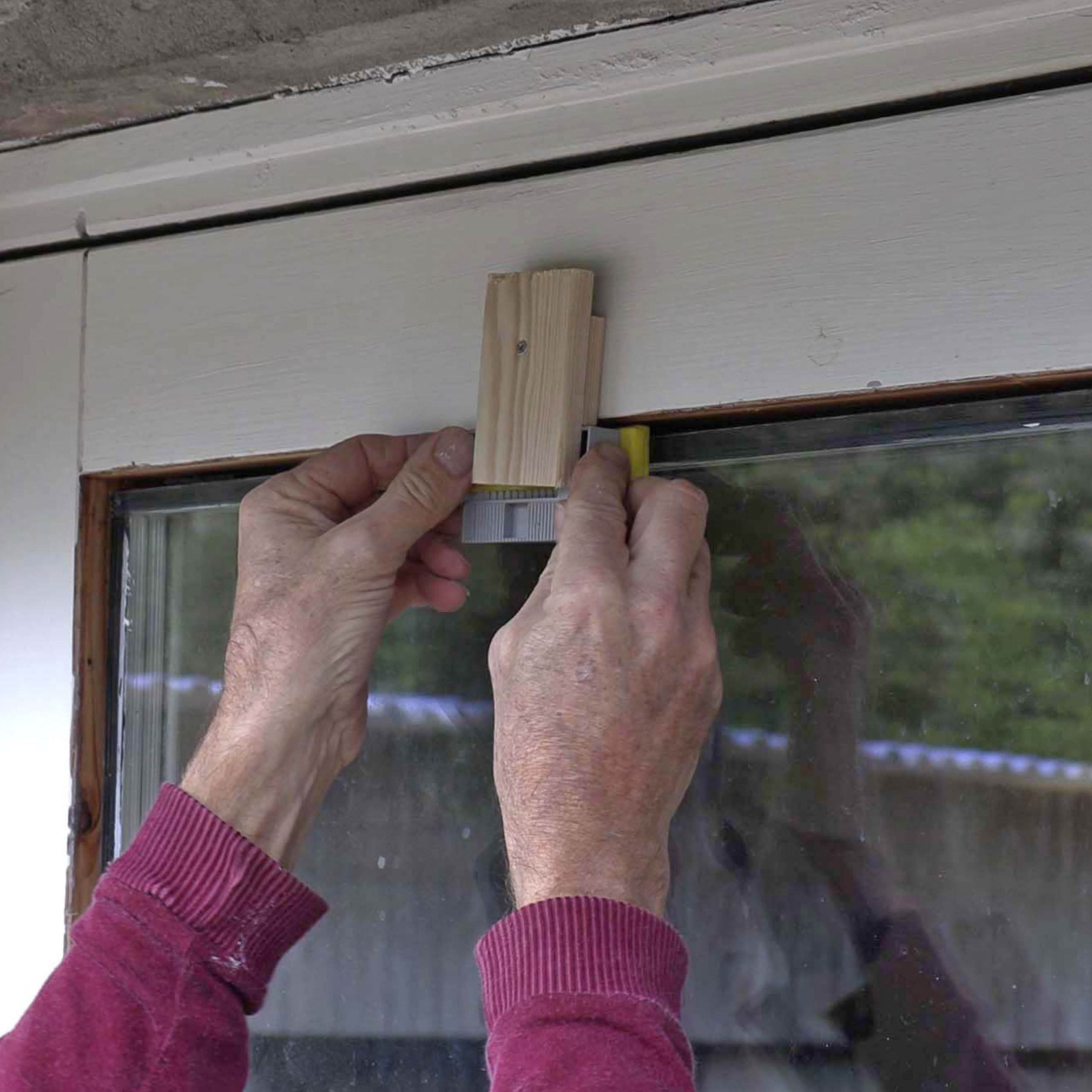 Vino lasiovi: Pane kiilat ja muoviliuskat lasin ja puitteen väliin