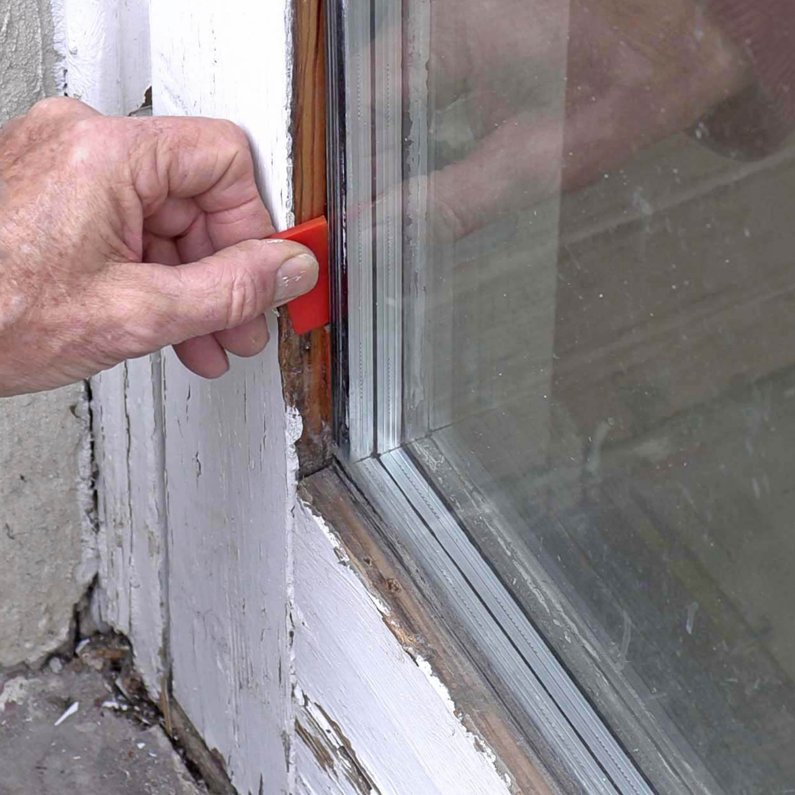 Vino lasiovi: Työnnä muoviliuskat lasin ja oven väliseen rakoon