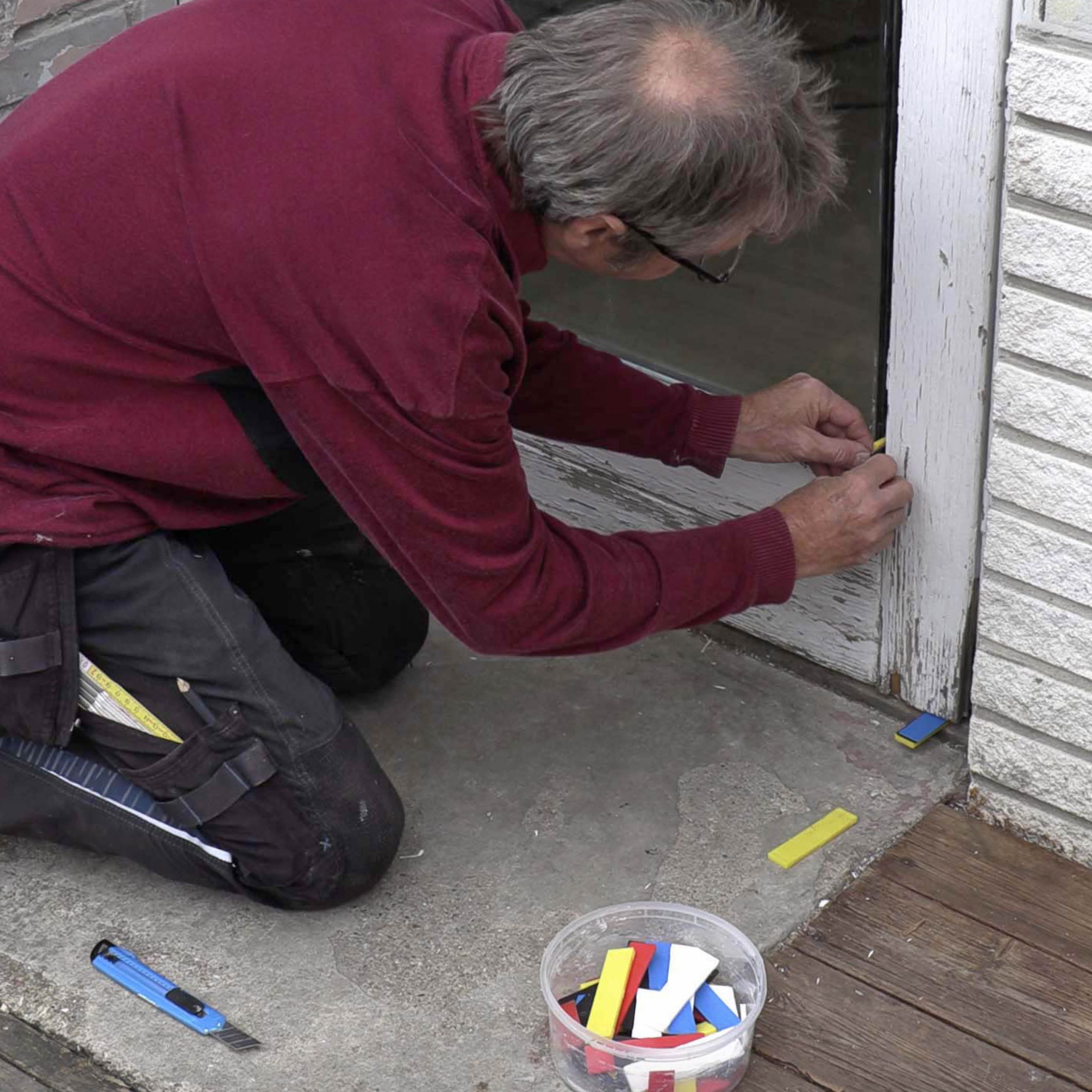 Vino lasiovi: Työnnä muoviliuskat lasin ja oven väliseen rakoon