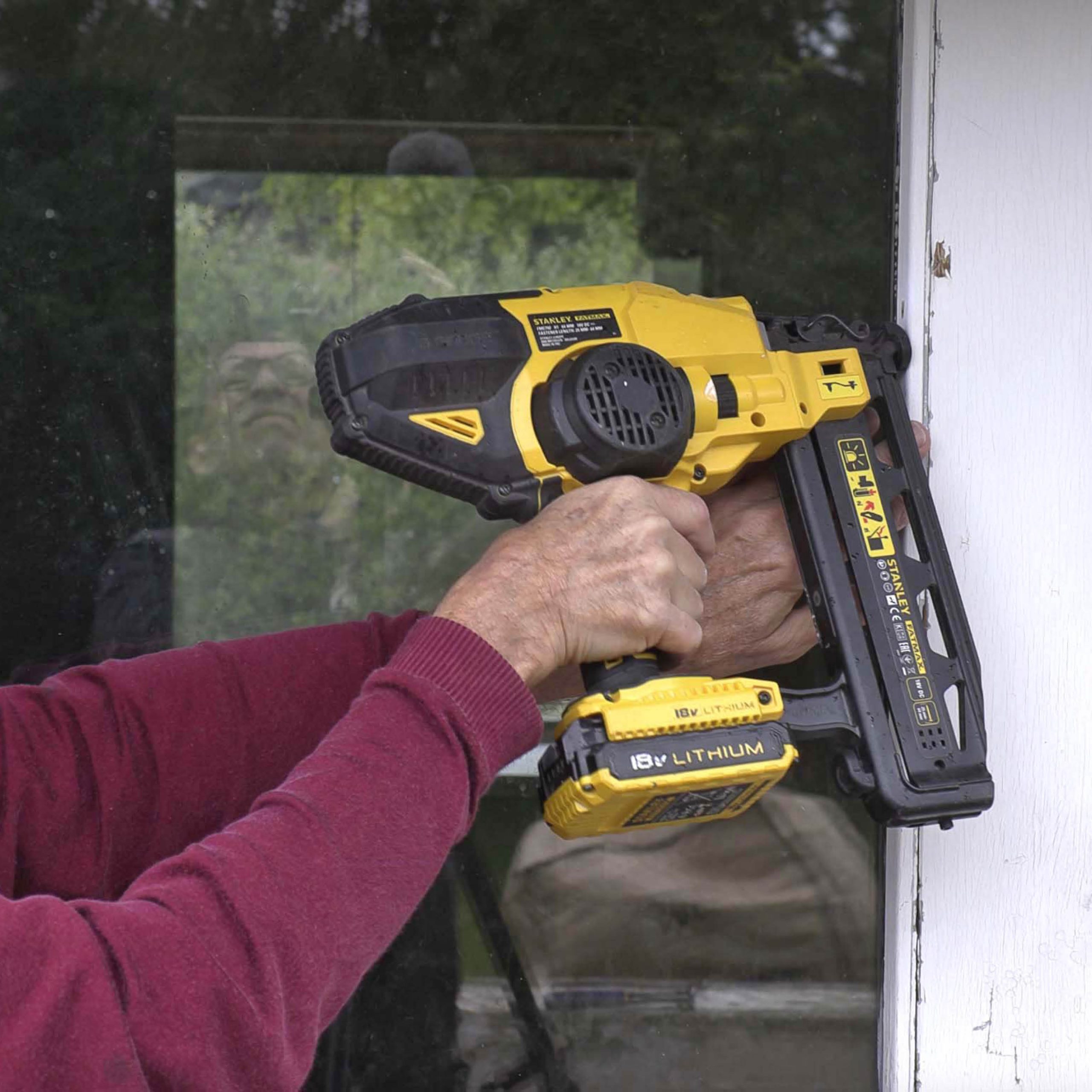 Vino lasiovi: Ammu lasilistat kiinni viimeistelynaulaimella