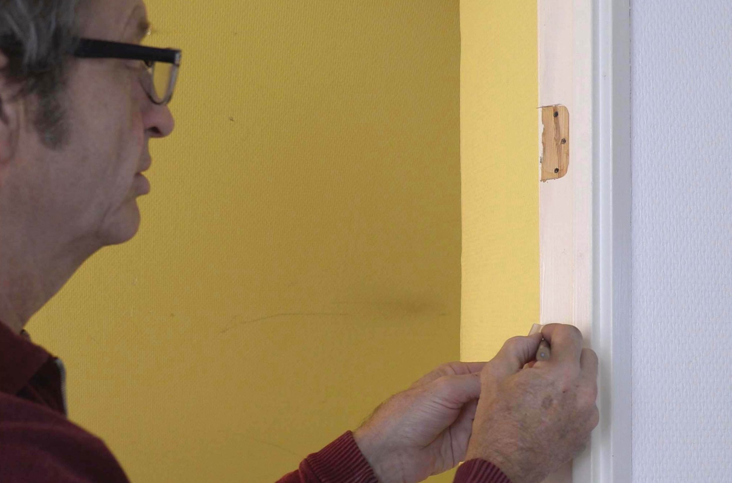 Hull etter dørhengsel