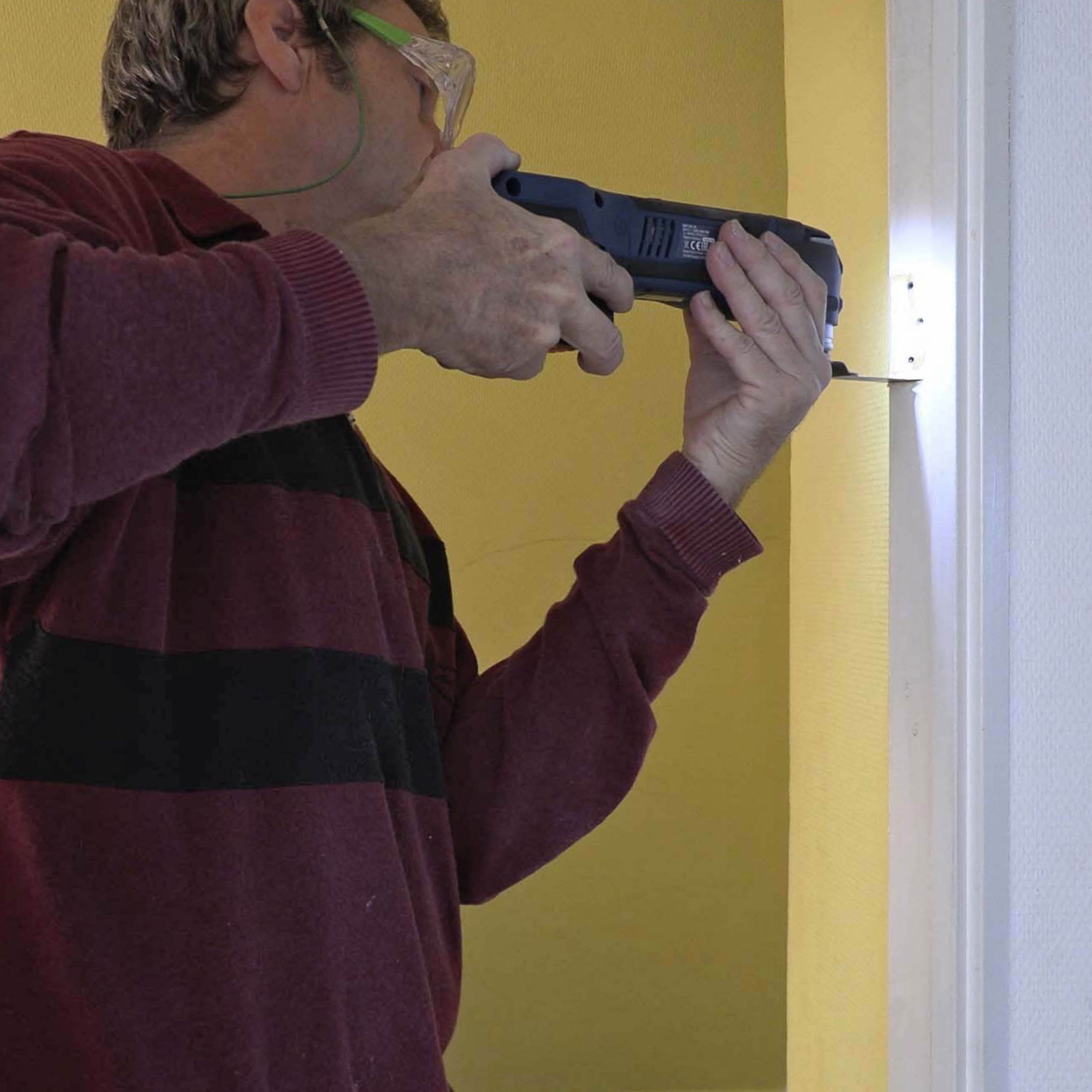 Ovensaranan reiät: Sahaa monitoimityökalulla