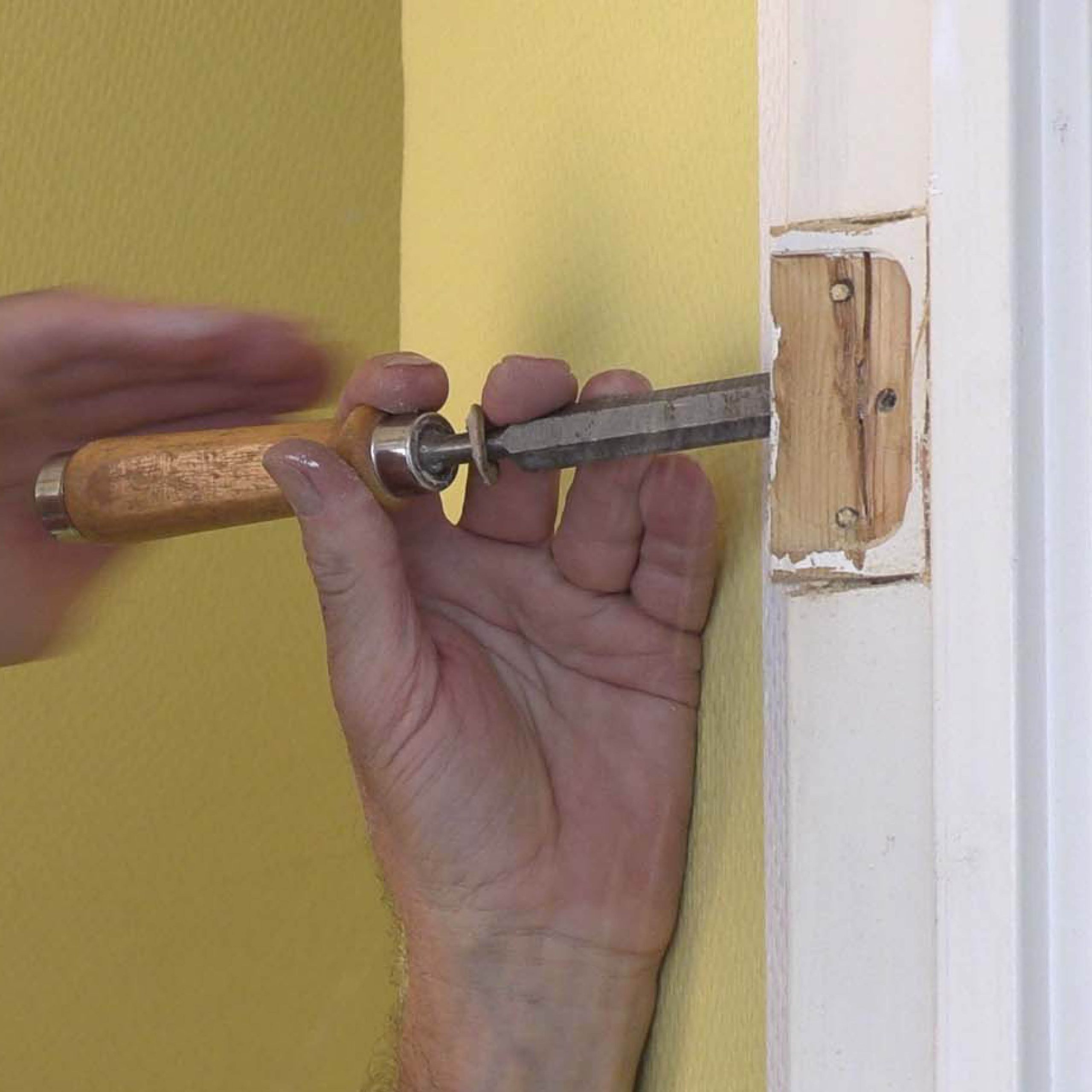 Ovensaranan reiät: Väännä puu irti