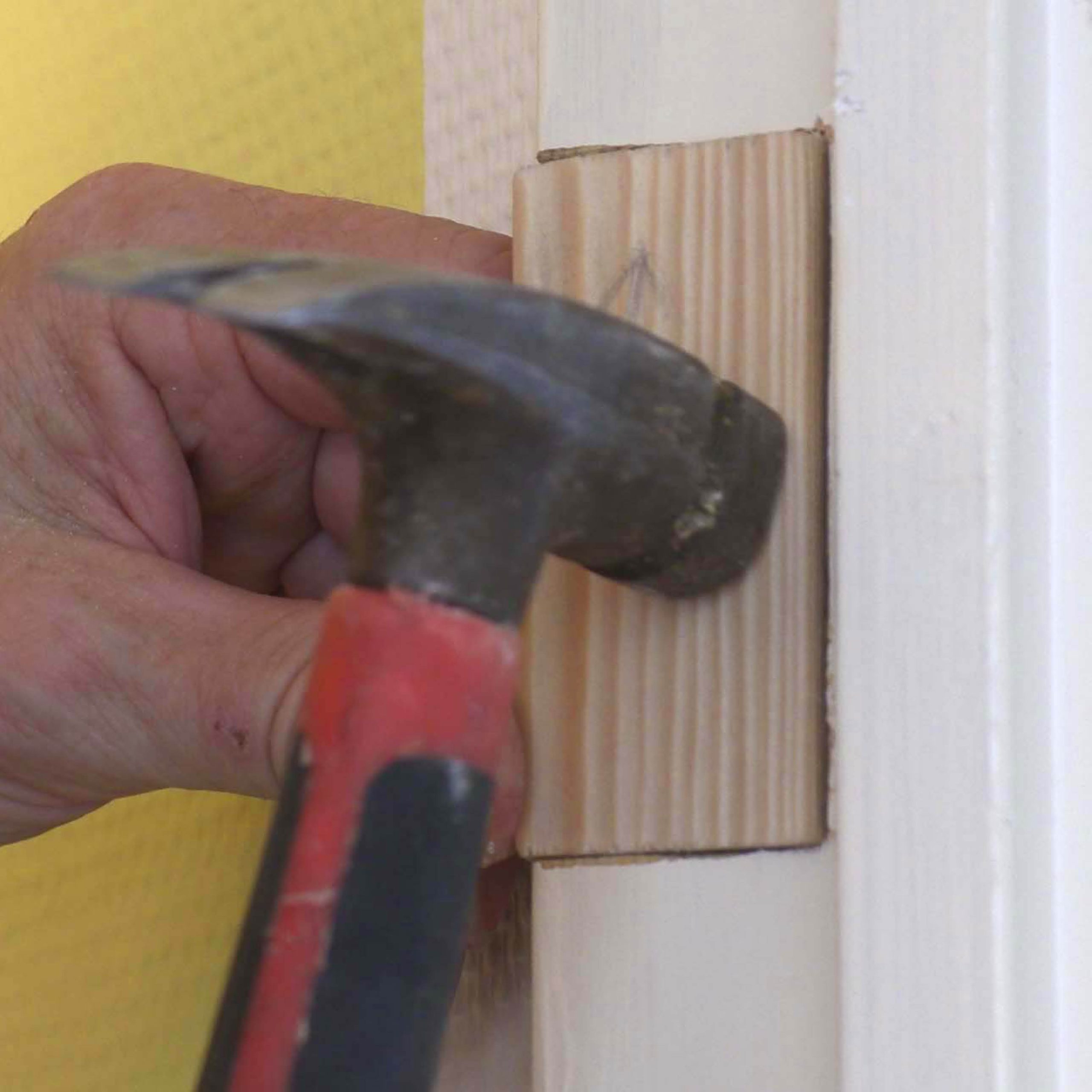 Ovensaranan reiät: Sovita puukapulaa koloon