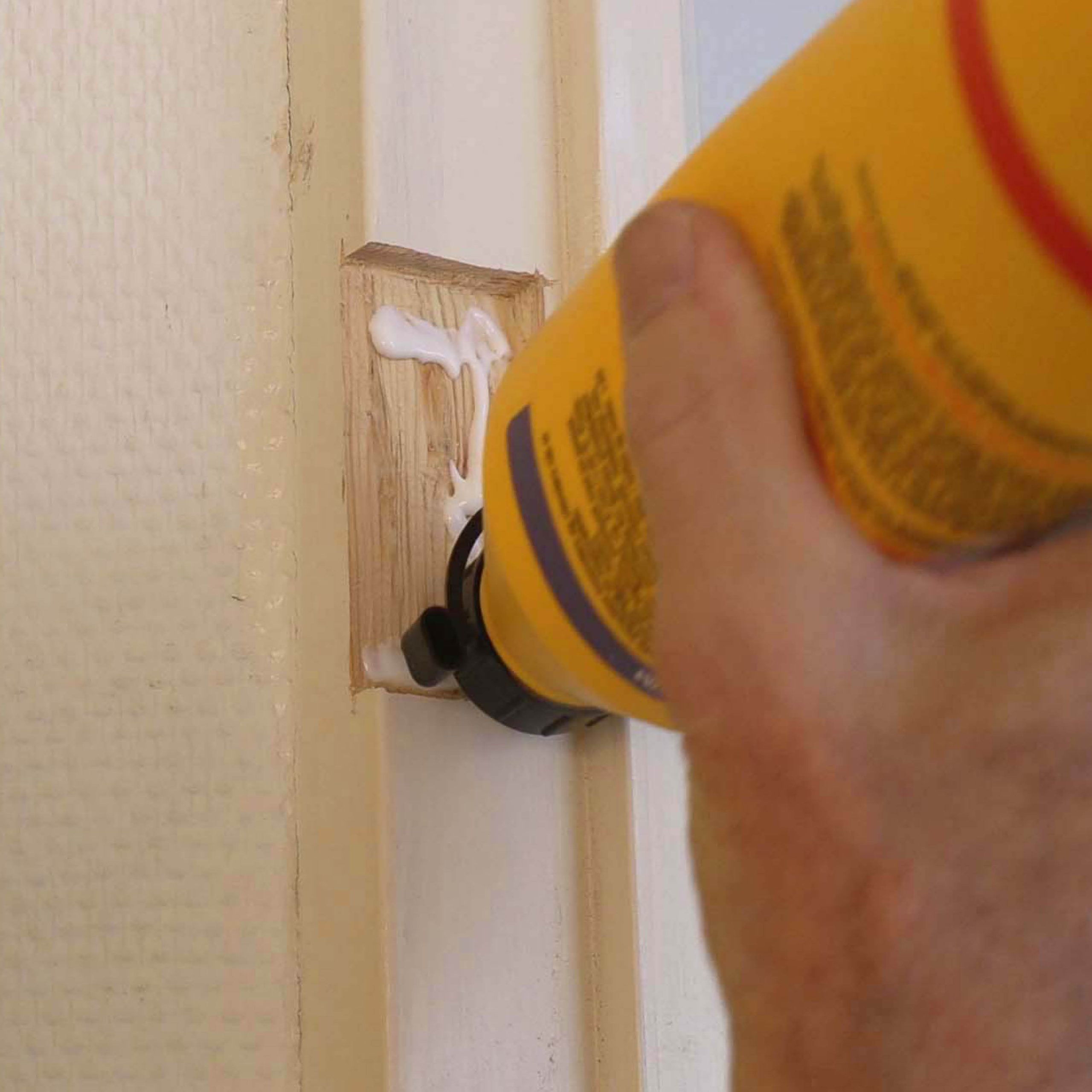 Ovensaranan reiät: Levitä puuliimaa koloon